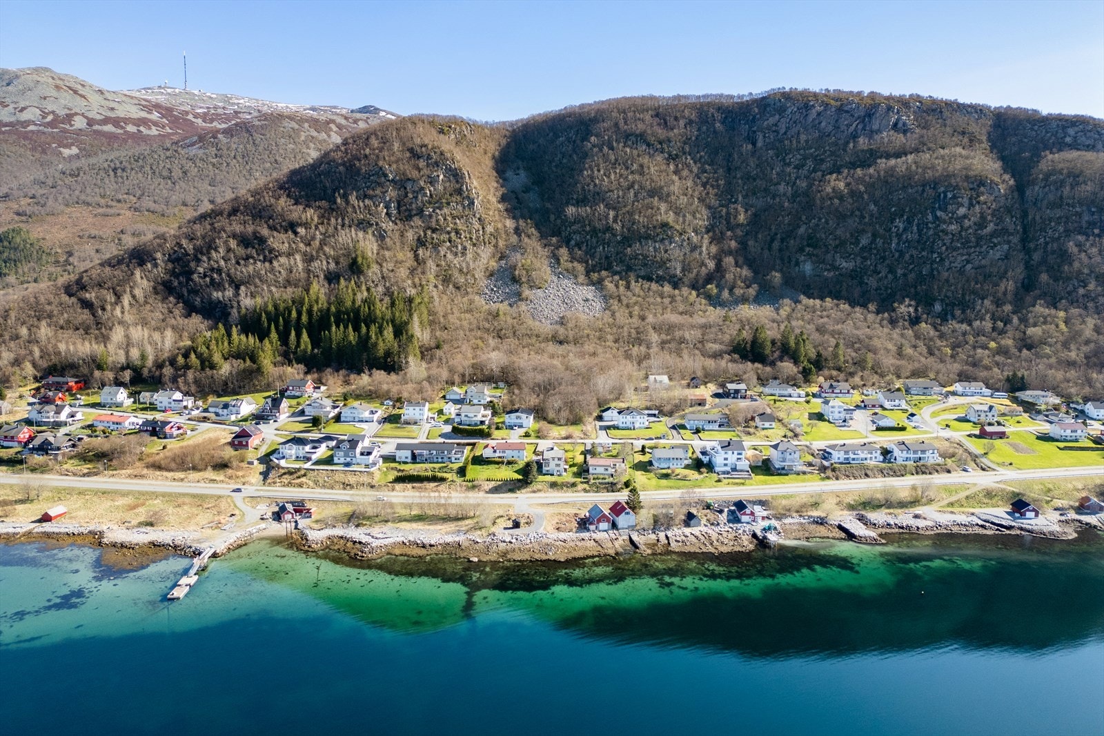 De to strandparsellene ligger ved sjøen nedenfor eiendommen. Galleribilde