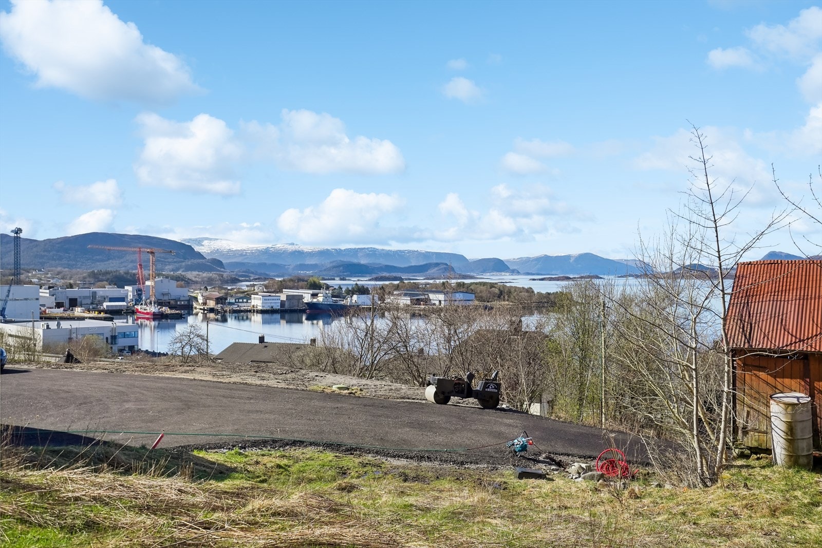 Eiendommen ligger fint til med flott utsikt mot fjord og fjell. Galleribilde
