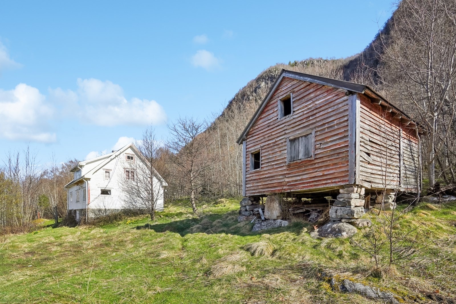 Eiendommen ble oppført på starten av 1800-tallet. Eiendommen har lav takhøyde som ikke tilfredsstiller dagens krav til oppholdsrom. Galleribilde