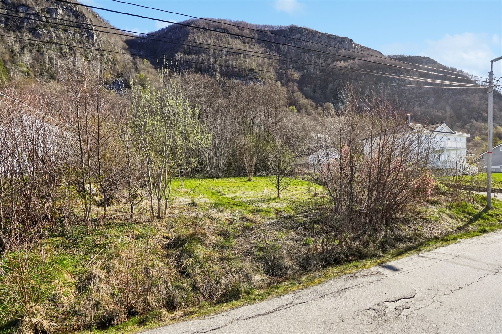I dag er eiendommen i all hovedsak naturtomt. Deler av eiendommen er regulert til boligformål og strandparsellene er regulert for naustformål. Galleribilde