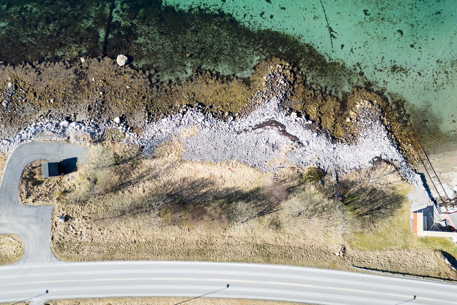 Den ene parsellen ved sjøen samt deler av den største parsellen er regulert til fritid/naustbebyggelse. Galleribilde