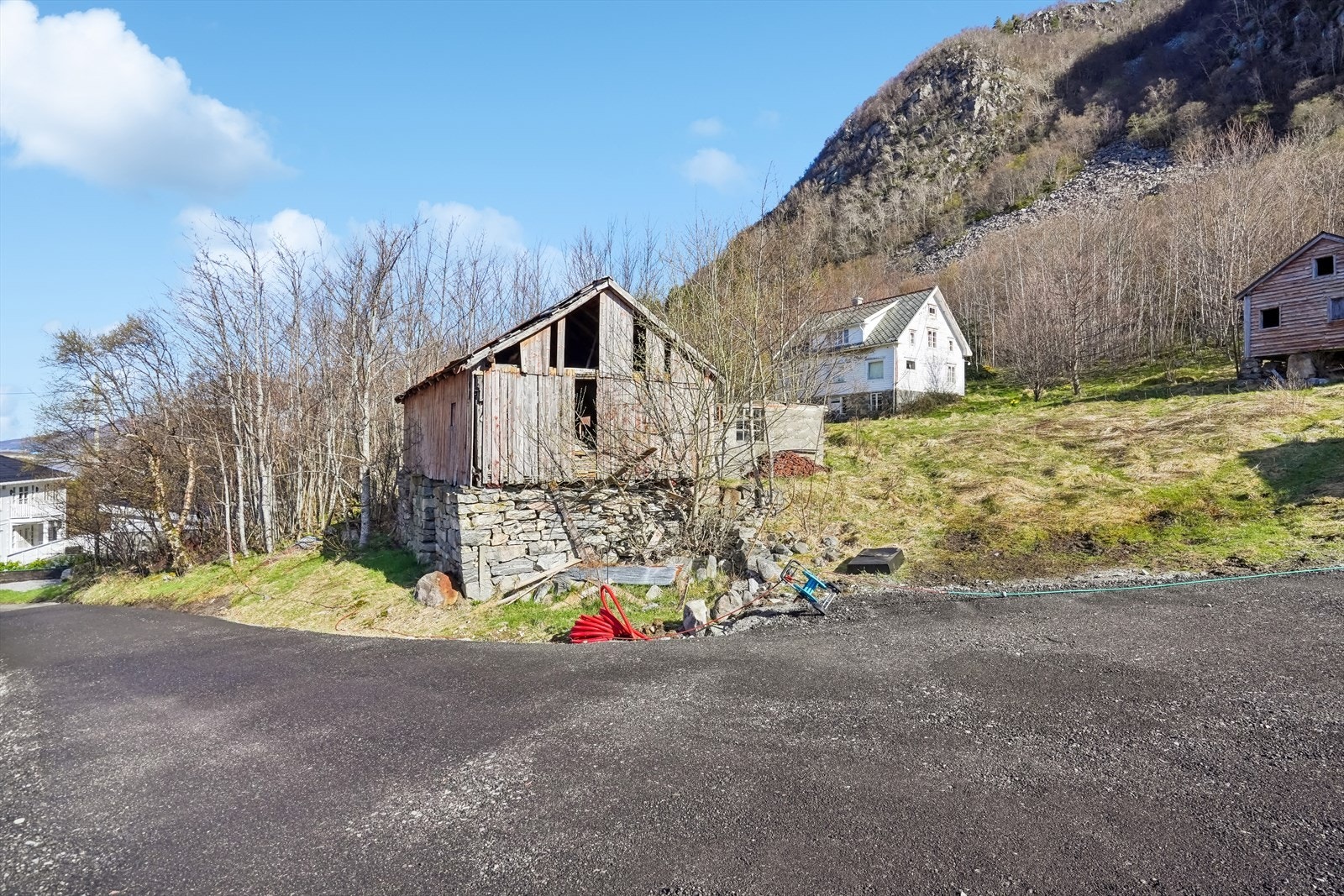 På eiendommen er det i dag oppført 3 bygg - stova (boligen), stabbur og løe. I tillegg medfølger det to nausttomter ved sjøen. Galleribilde
