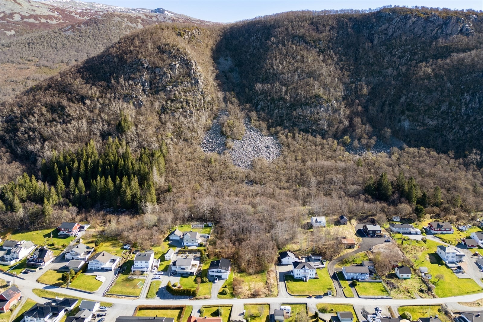 Beliggenheten byr på svært gode sol-og utsiktsforhold med kort avstand til barnehage, skole og dagligvarebutikk. Galleribilde