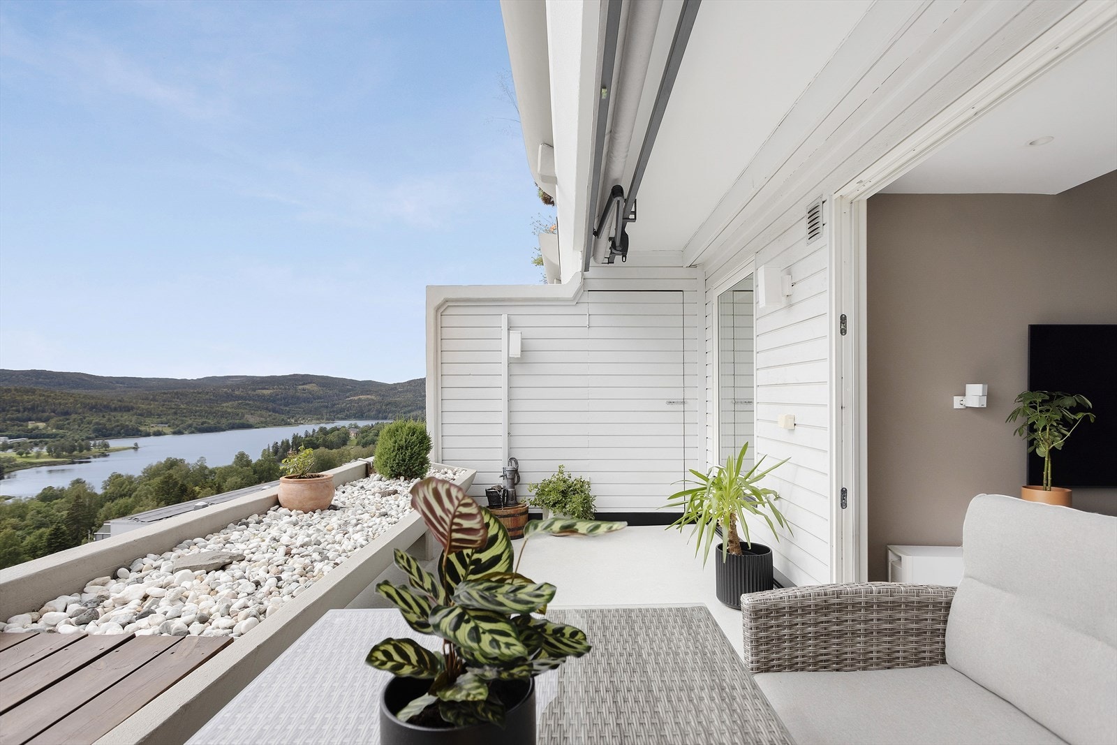 Terrassen er av god størrelse med plass til utemøblement. Bod også på terrassen. Galleribilde
