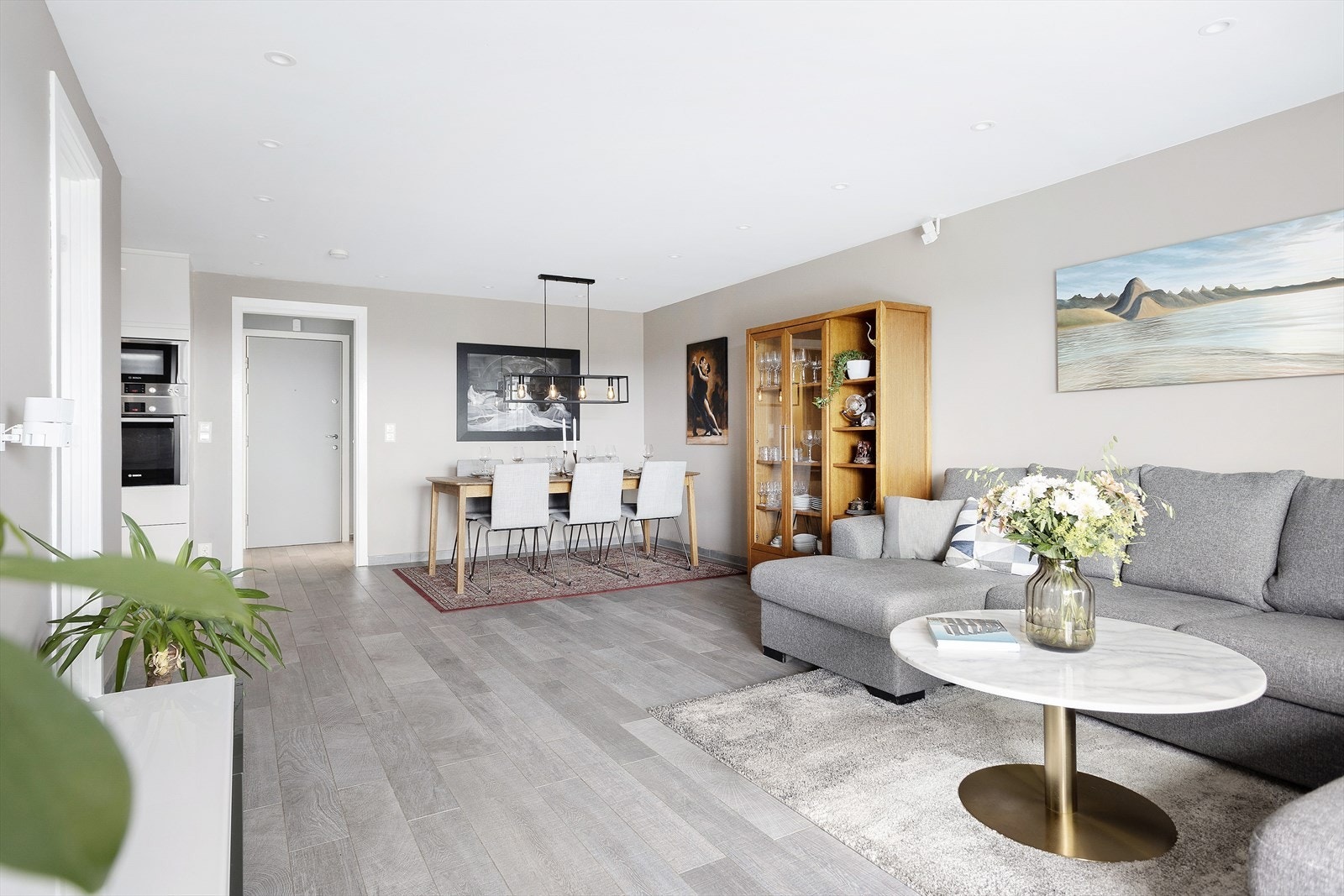Leiligheten har en høy standard på materialvalg, innredninger, overflater, utstyr og er malt i tidsriktige farger Galleribilde