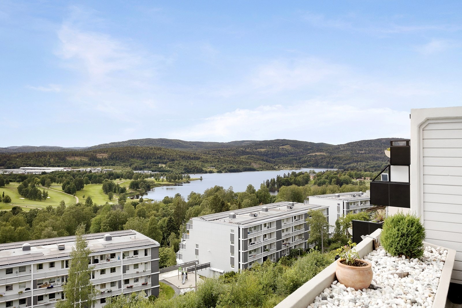 Fra terrassen ser du fint utover Bogstadvannet og Oslo Golfklubb Galleribilde