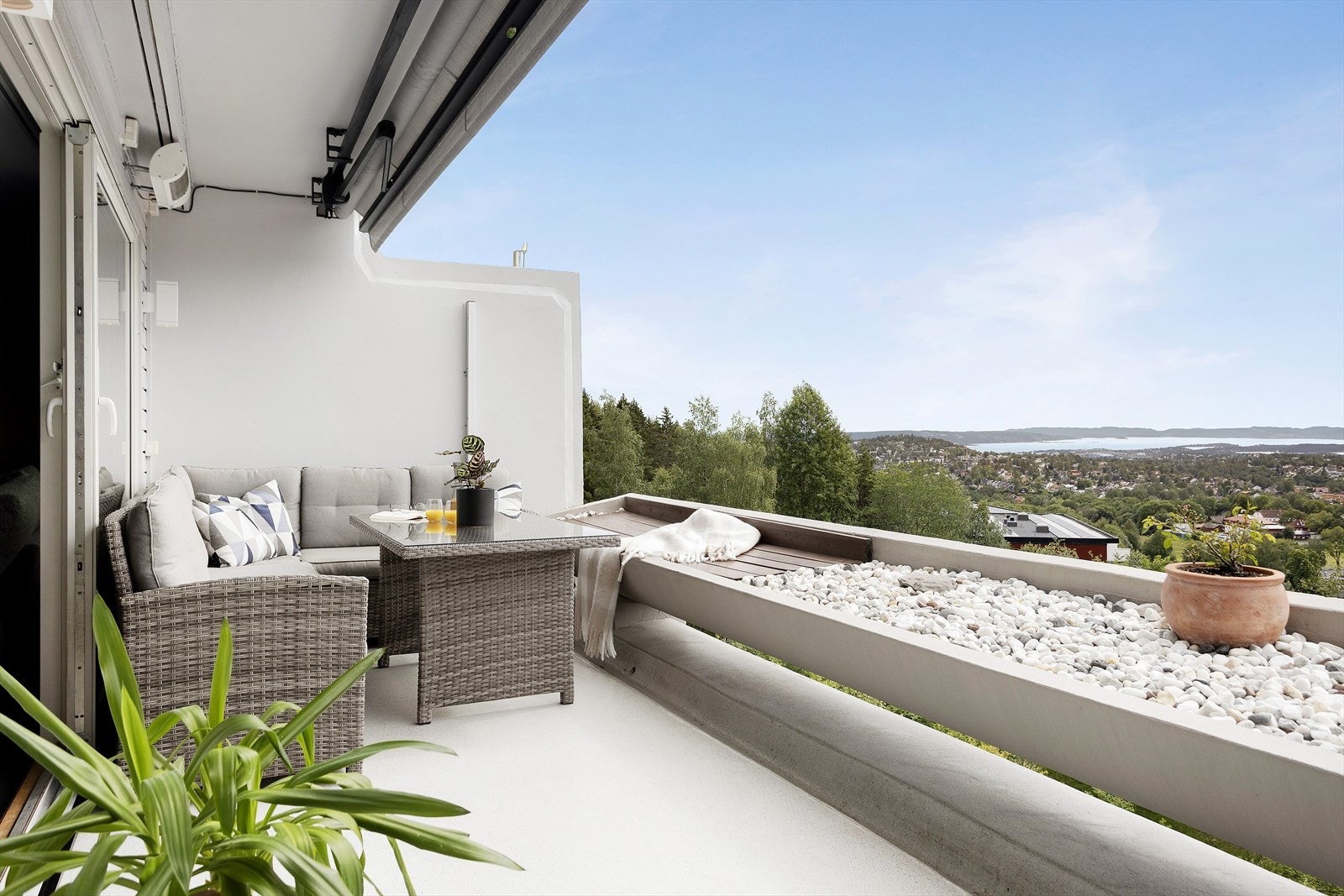 Solrik og romslig terrasse med sen kveldssol. Fantastisk utsikt! Galleribilde