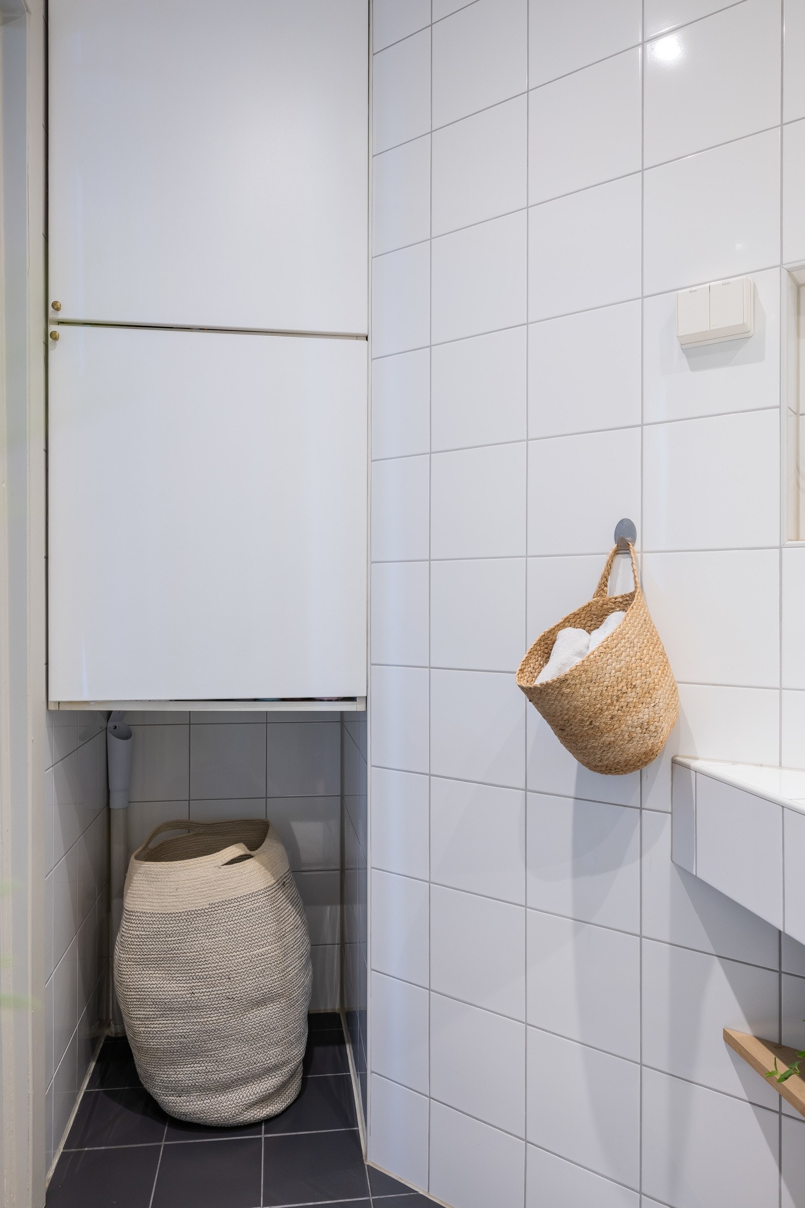 Opplegg for vaskemaskin og svært godt med lagring. Galleribilde