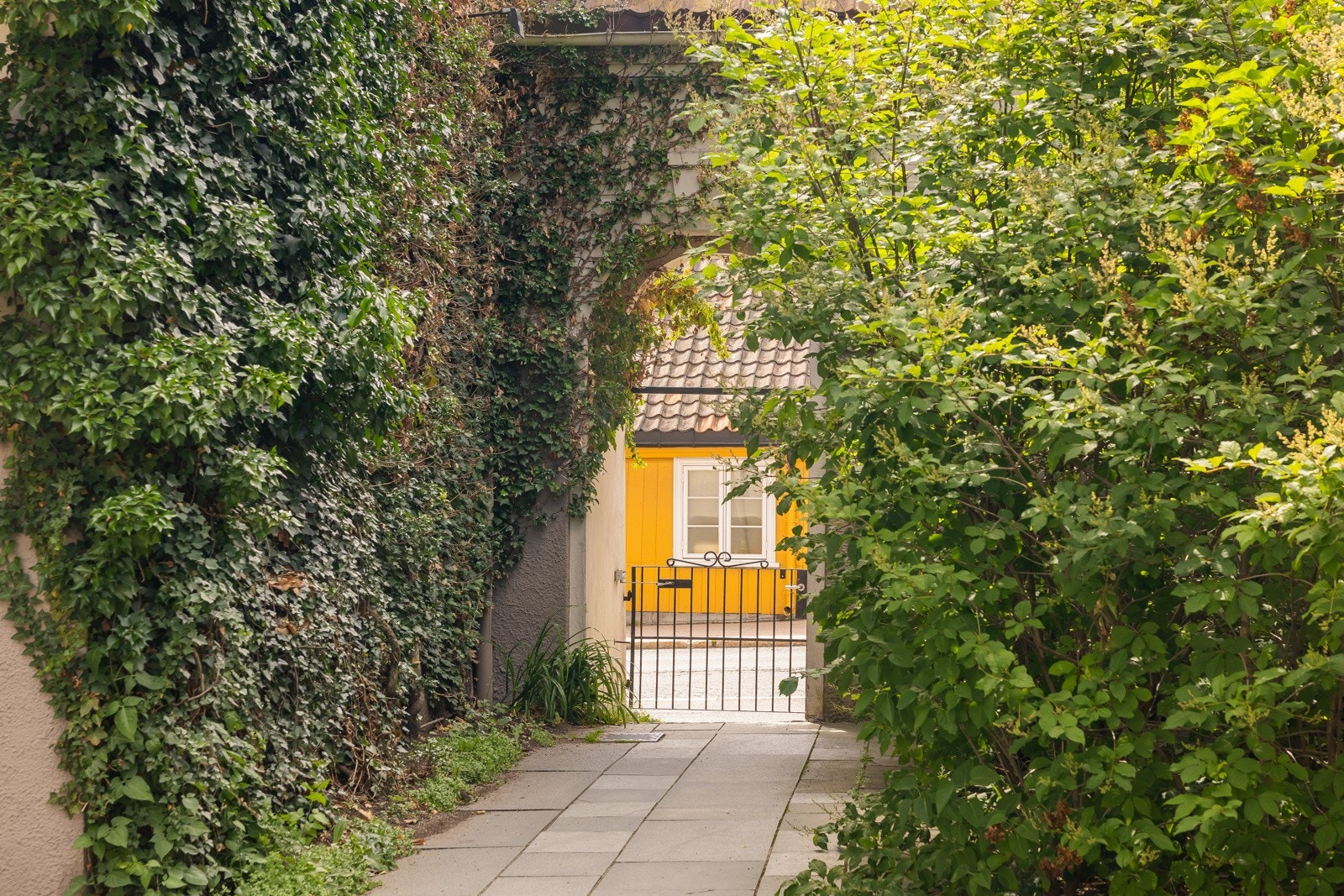 Inngang til gårdsrom via trivelige porter. Galleribilde
