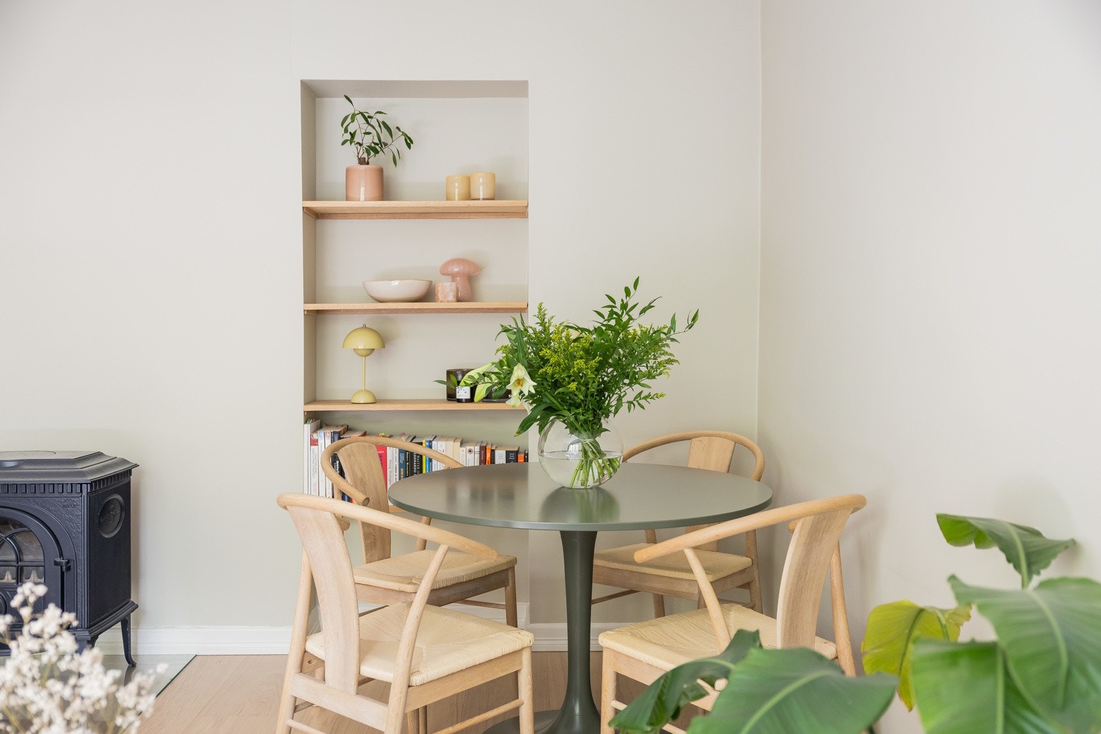 Nåværende eiere har både hatt langbord i hverdagen og nåværende spisegruppe - mulighetene er mange! Galleribilde