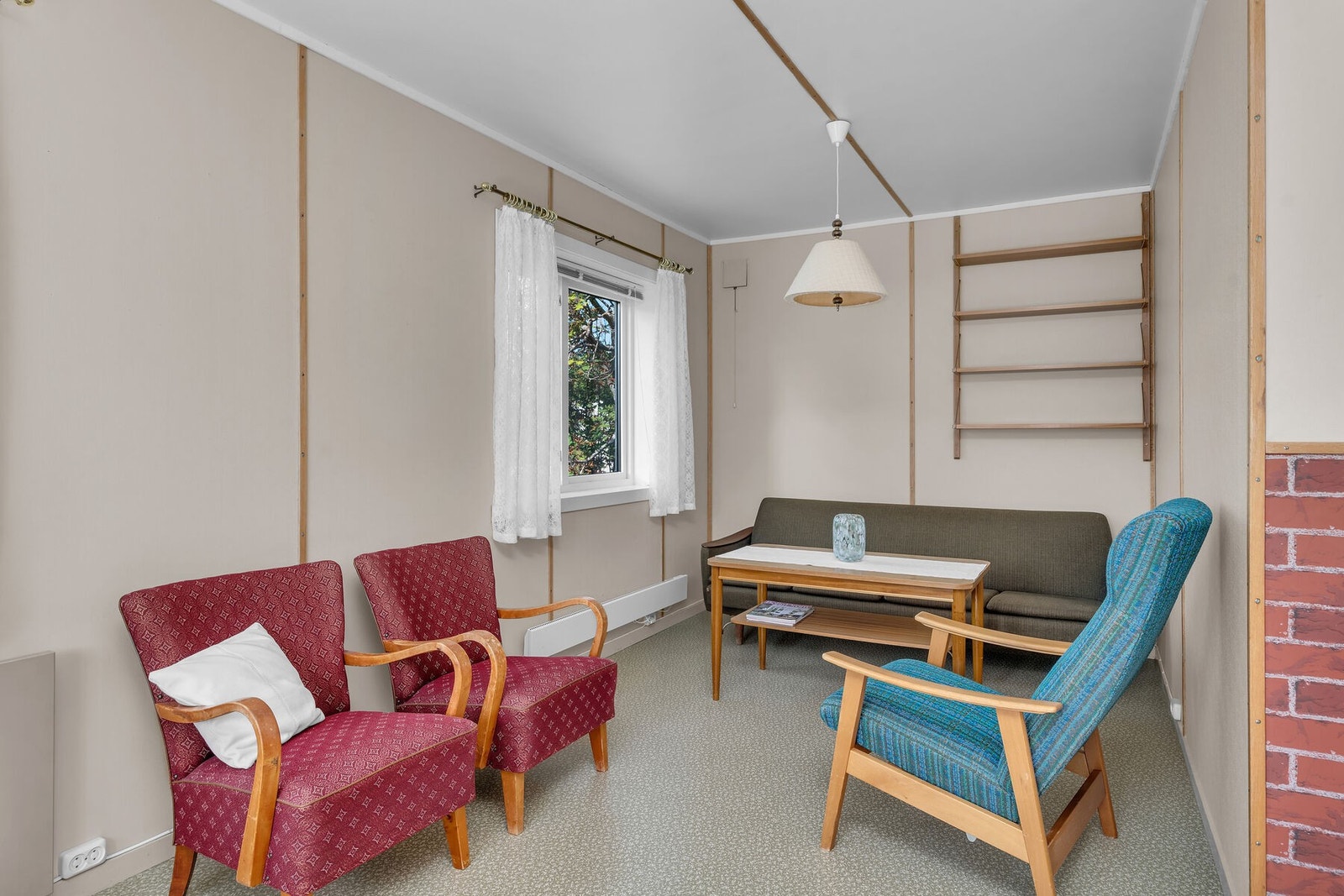 Stuen har plass til møblering av både spisestue og sofakrok. Inventar som er i boligen medfølger. Galleribilde