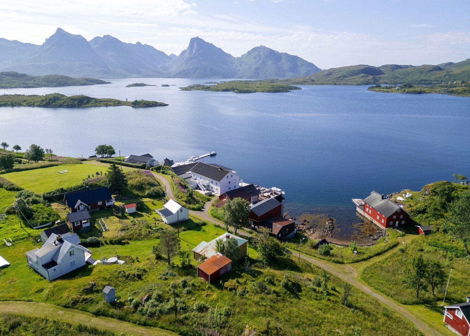 Eiendommen ligger i naturskjønne omgivelser på Barkestad, på en solåpen tomt med gode utsiktsforhold. Galleribilde