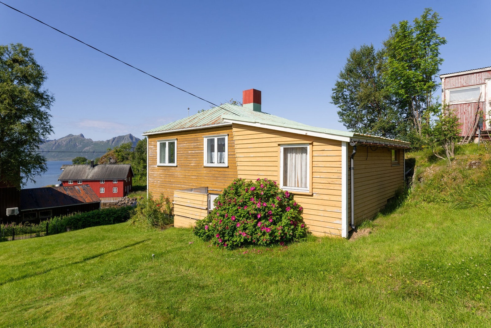 Boligen ble oppført i 1943 og har normal standard iht. byggeår, med et generelt behov for oppussing. Galleribilde