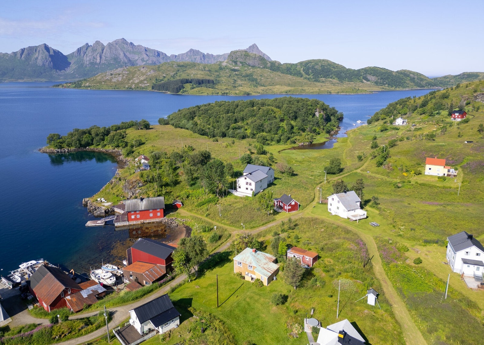 Eiendommen finner du på idylliske Dyrøya, som byr på rolige omgivelser og vakker natur. Galleribilde
