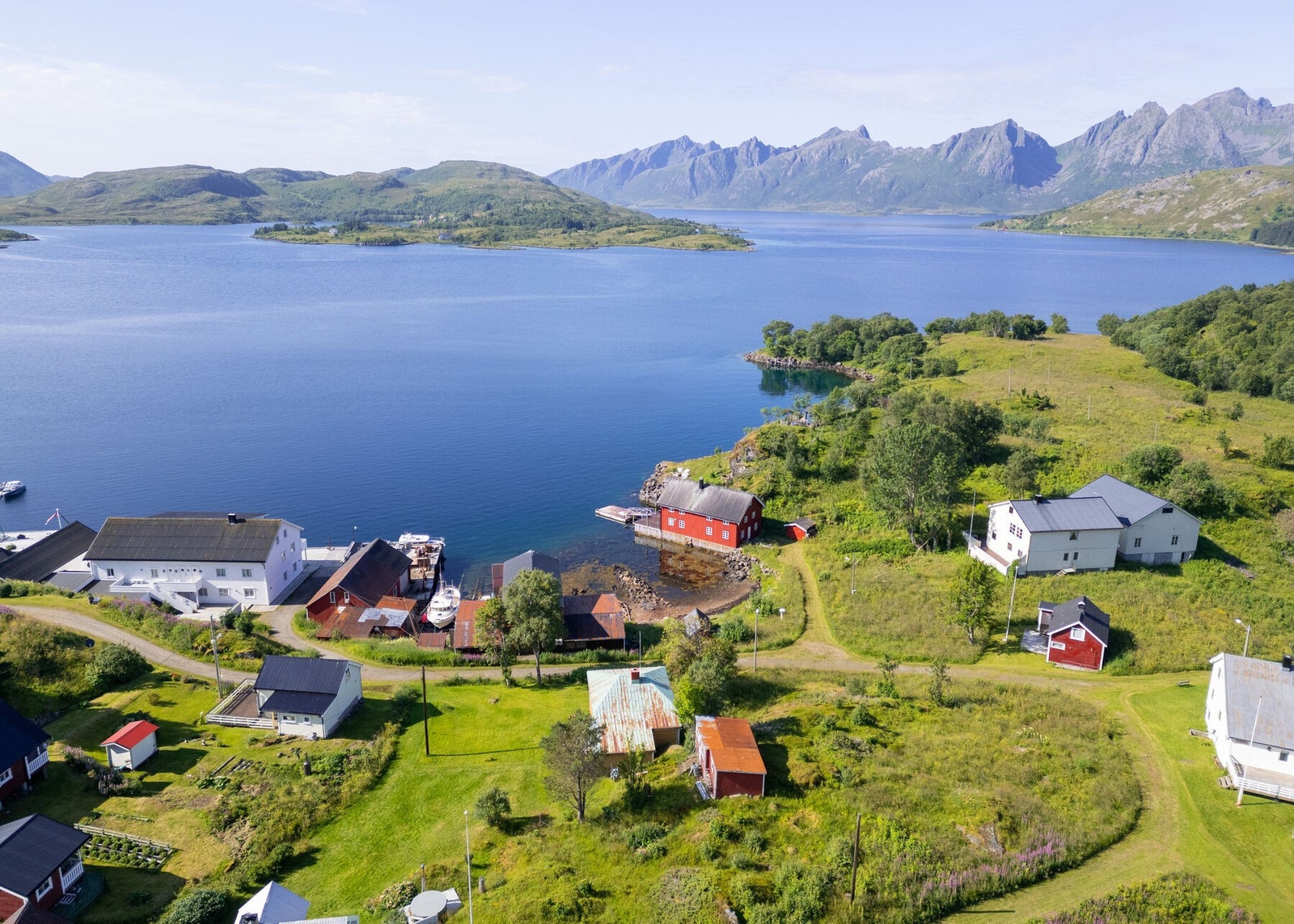 Beliggenhet rett ovenfor kaianlegget hvor lokalbåten anløper på Barkestad. Galleribilde