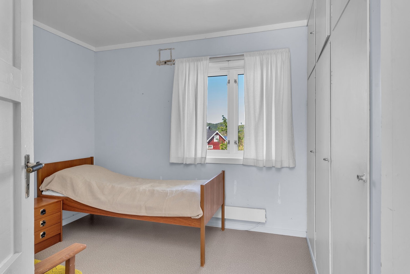 Soverom 1 med plassbygde skap. Galleribilde