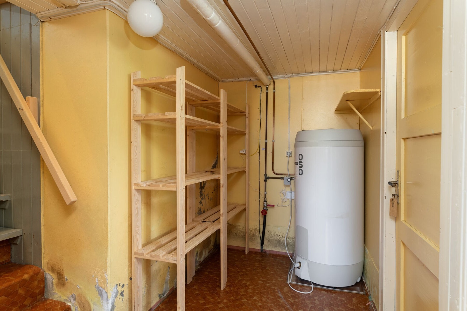 Kjellergang med lagringsplass. Varmtvannsbereder på ca. 200 liter fra 2024. Galleribilde