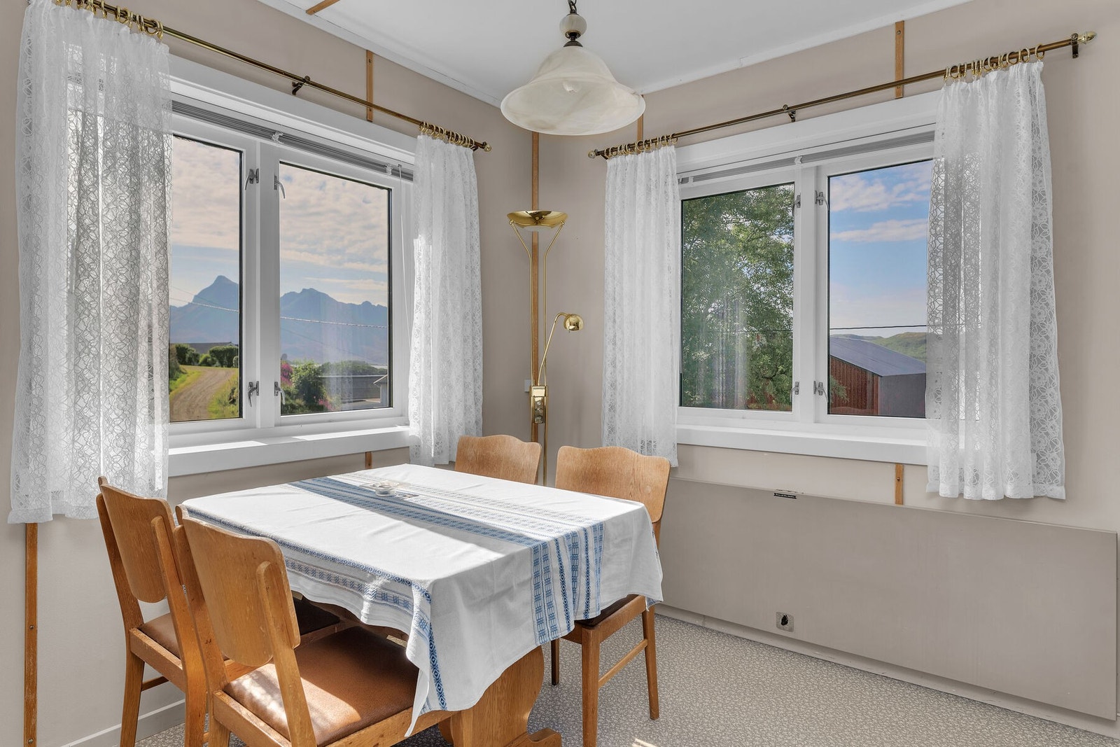 Fra boligen er det naturskjønn utsikt i flere retninger. Galleribilde