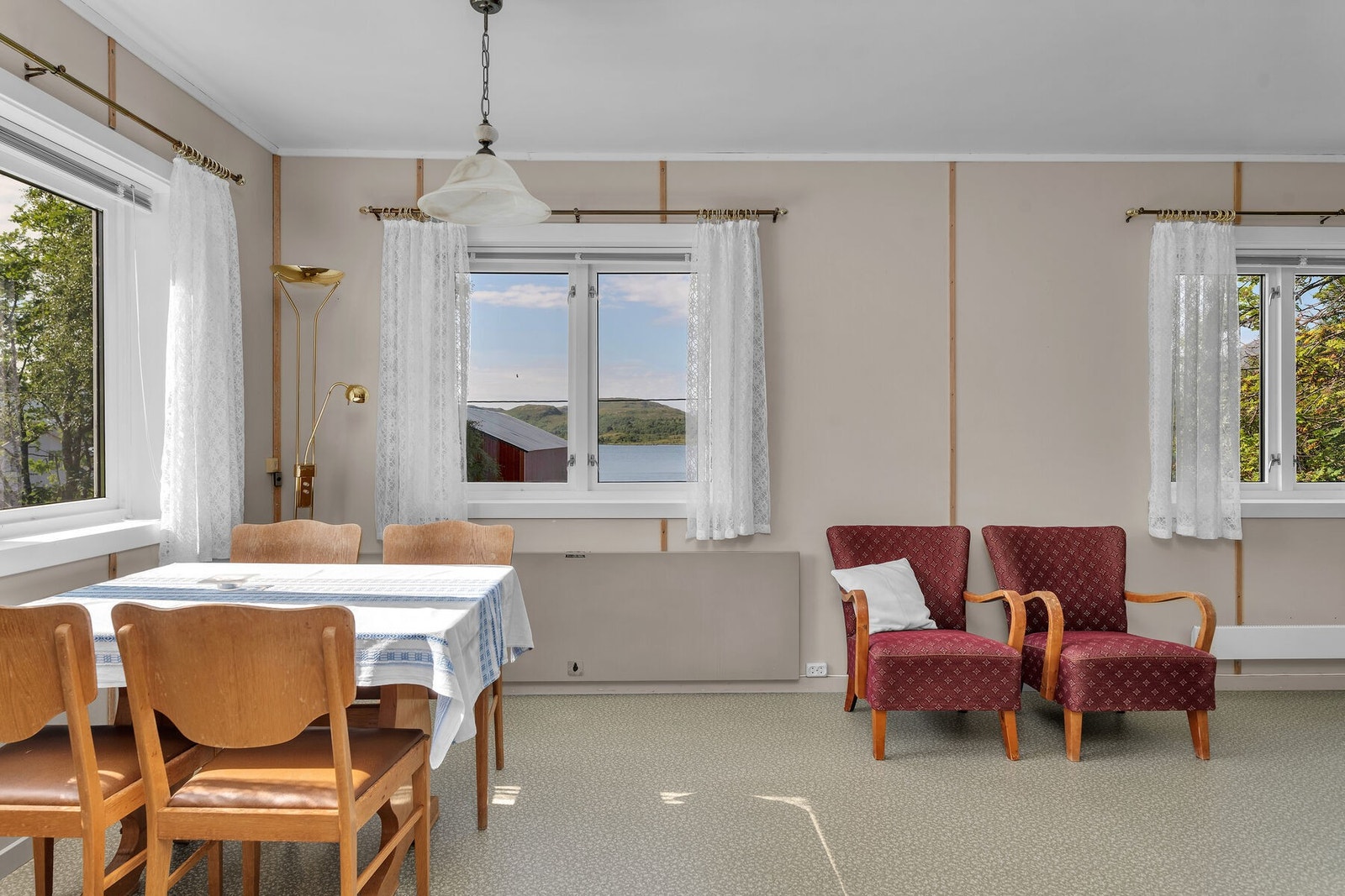 Fra stuen kan du nyte utsikt mot sjø, fjell og natur. Galleribilde