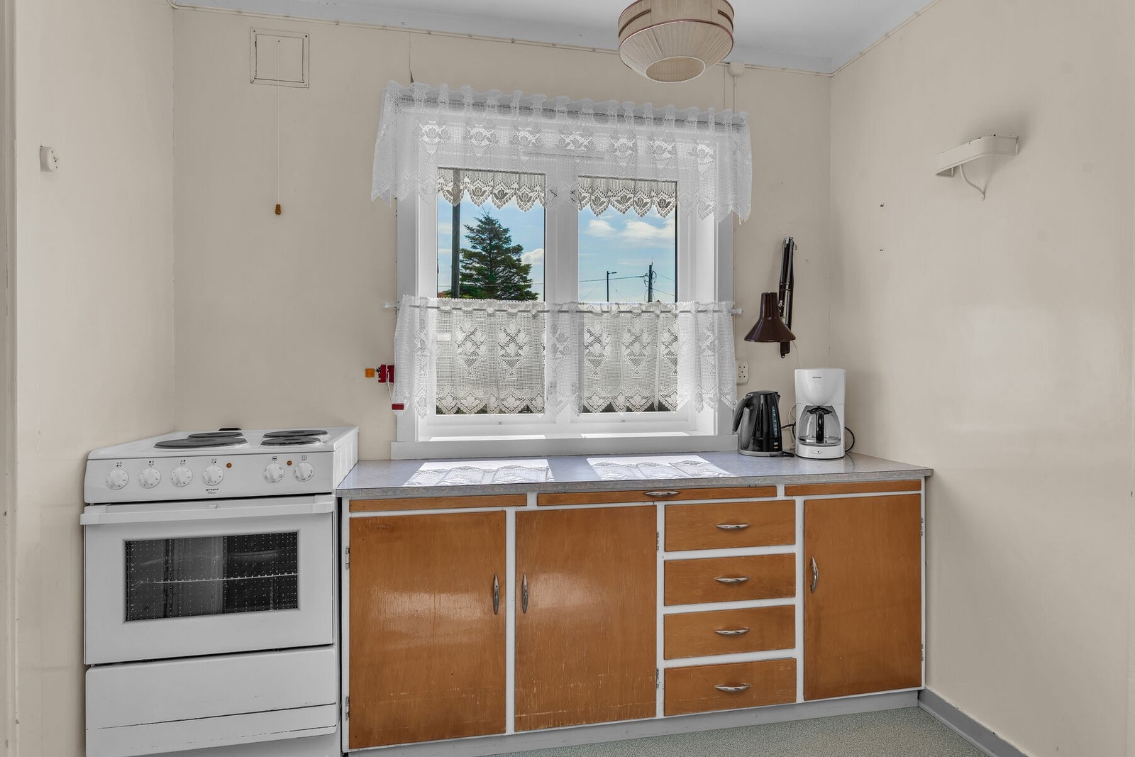 Kjøkkenvindu som byr på gode lysforhold. De fleste av vinduene ble skiftet i 2002. Galleribilde