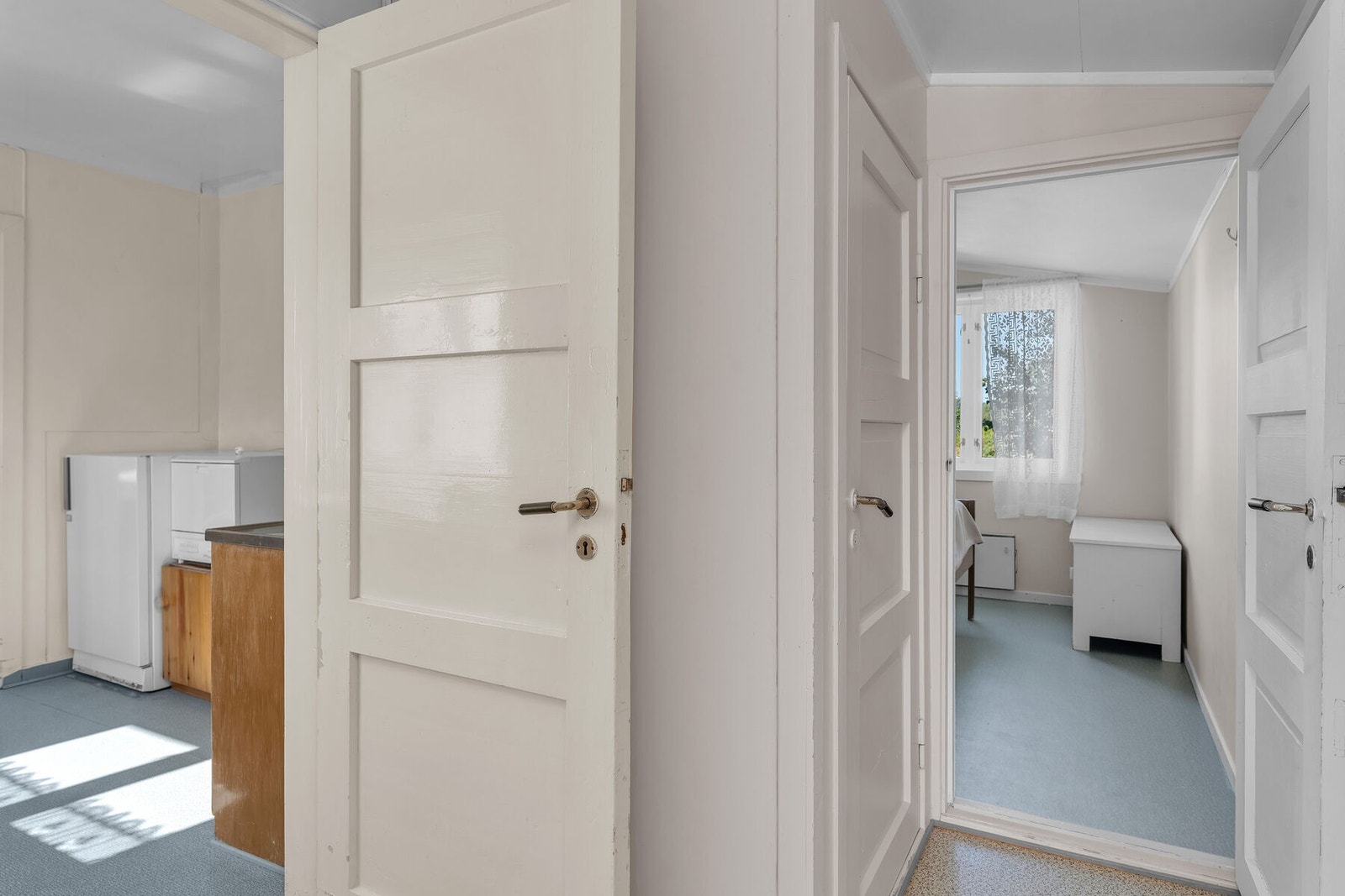 Mellomgang med adkomst til kjøkken, soverom og bad. Galleribilde