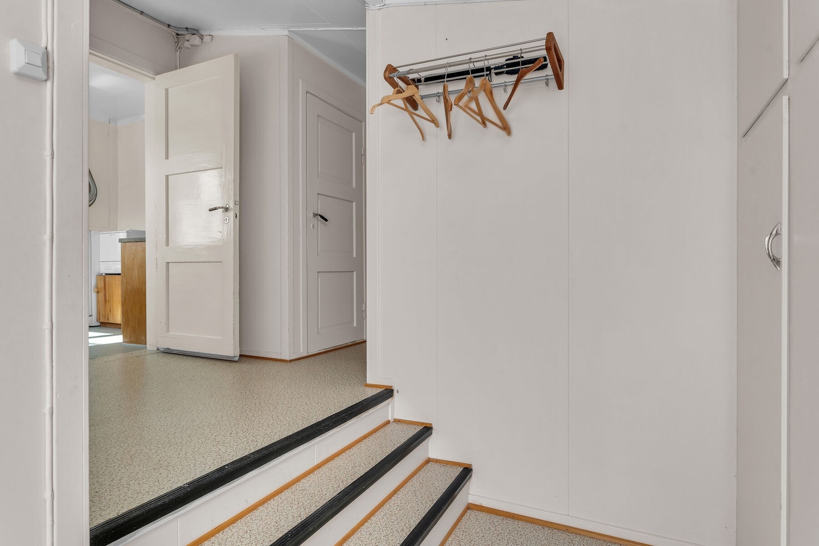 Gangen har oppbevaring i plassbygde skap. Galleribilde