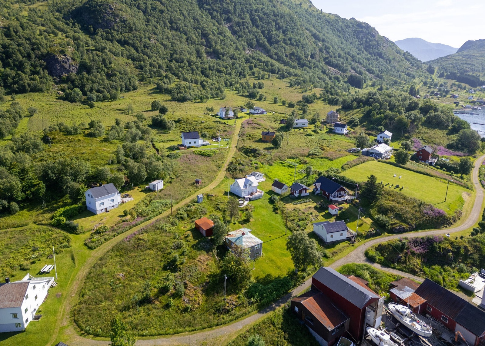 Hurtigbåtanløp gjør at Dyrøya er godt tilgjengelig, med fastlandsforbindelse samt anløp til øvrige øyer. Galleribilde