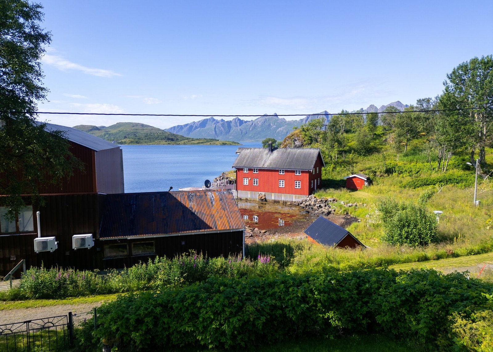 Utsikten - Eiendommen har bruksrett til en parsell som gir adkomst til sjøen, samt sjøhus i kjeller under verkstedet. Galleribilde