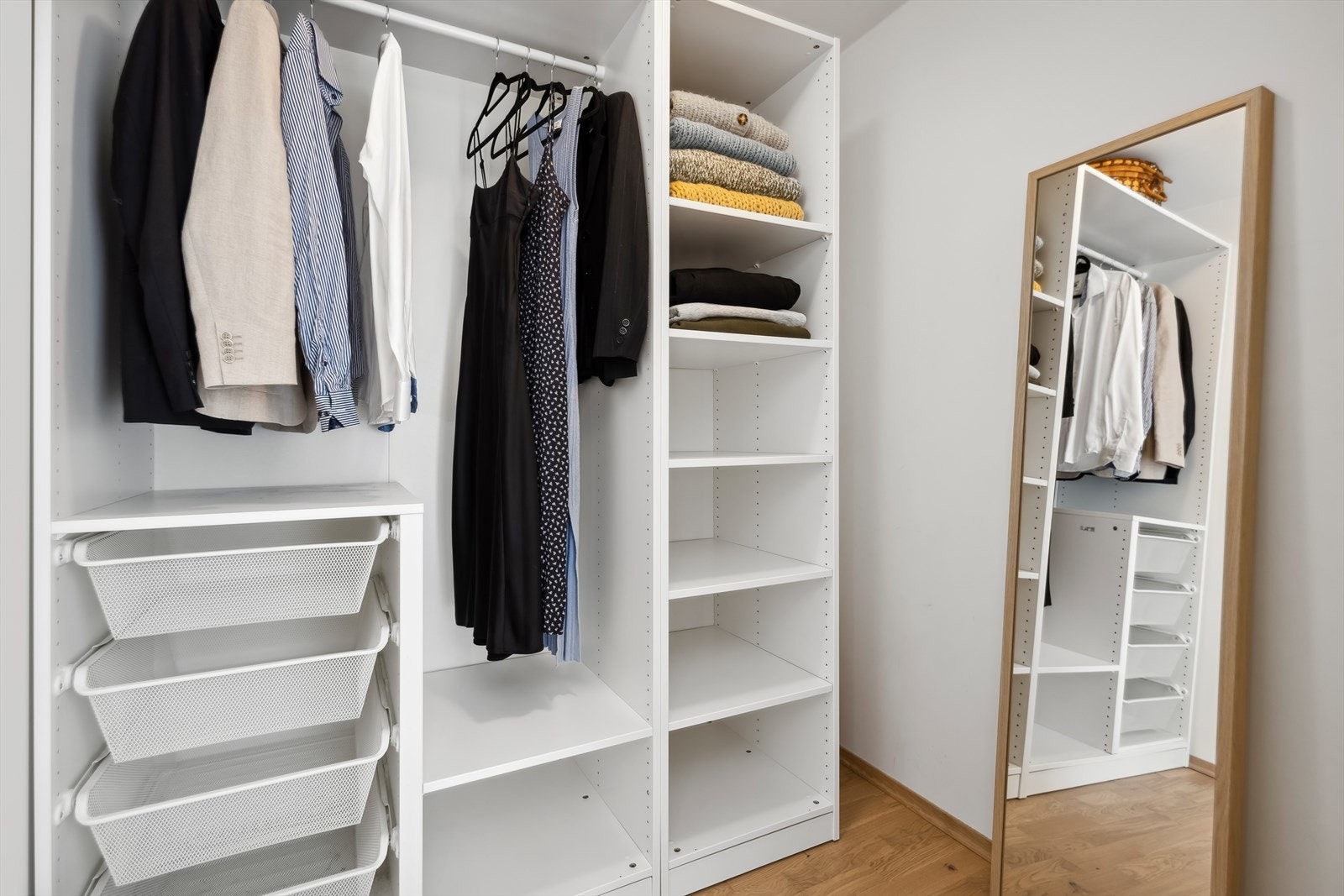 Omkledningsrom med god plass til oppbevaring Galleribilde