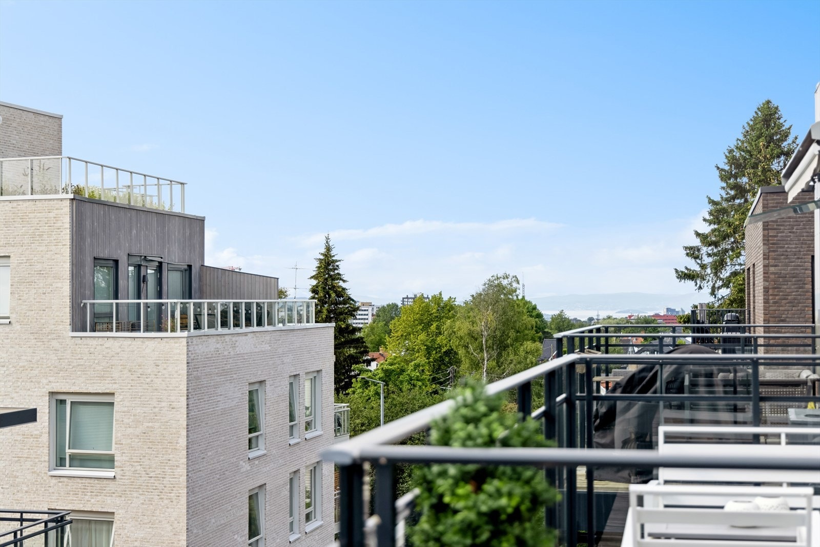 Utsikt fra den sydvendte balkongen på 8kvm Galleribilde