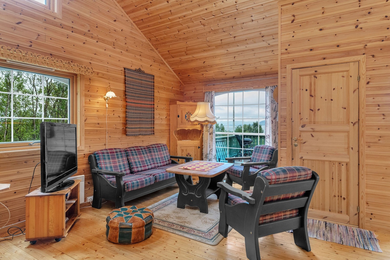 Stort vindu i stuen som slipper inn naturlig lys, samt med flott utsyn. Galleribilde