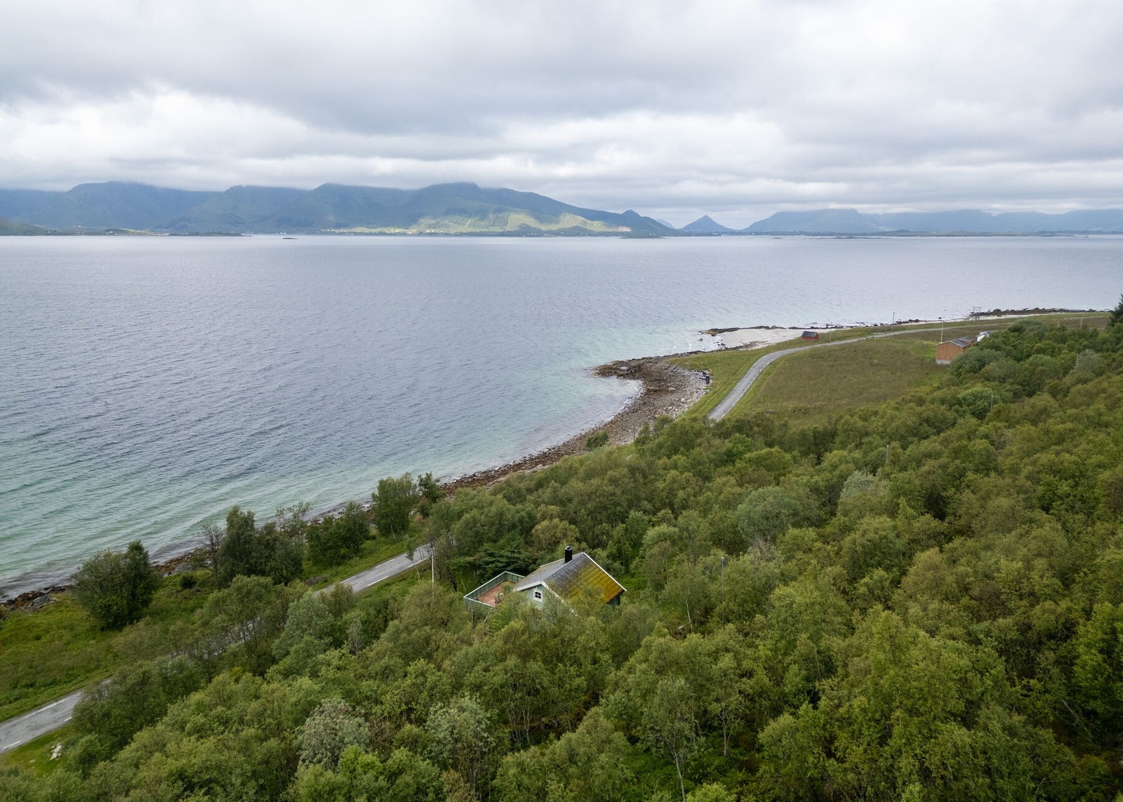 Eiendommen har idyllisk beliggenhet like ved sjøen, med et rikt utvalg av turmuligheter i nærområdet. Galleribilde