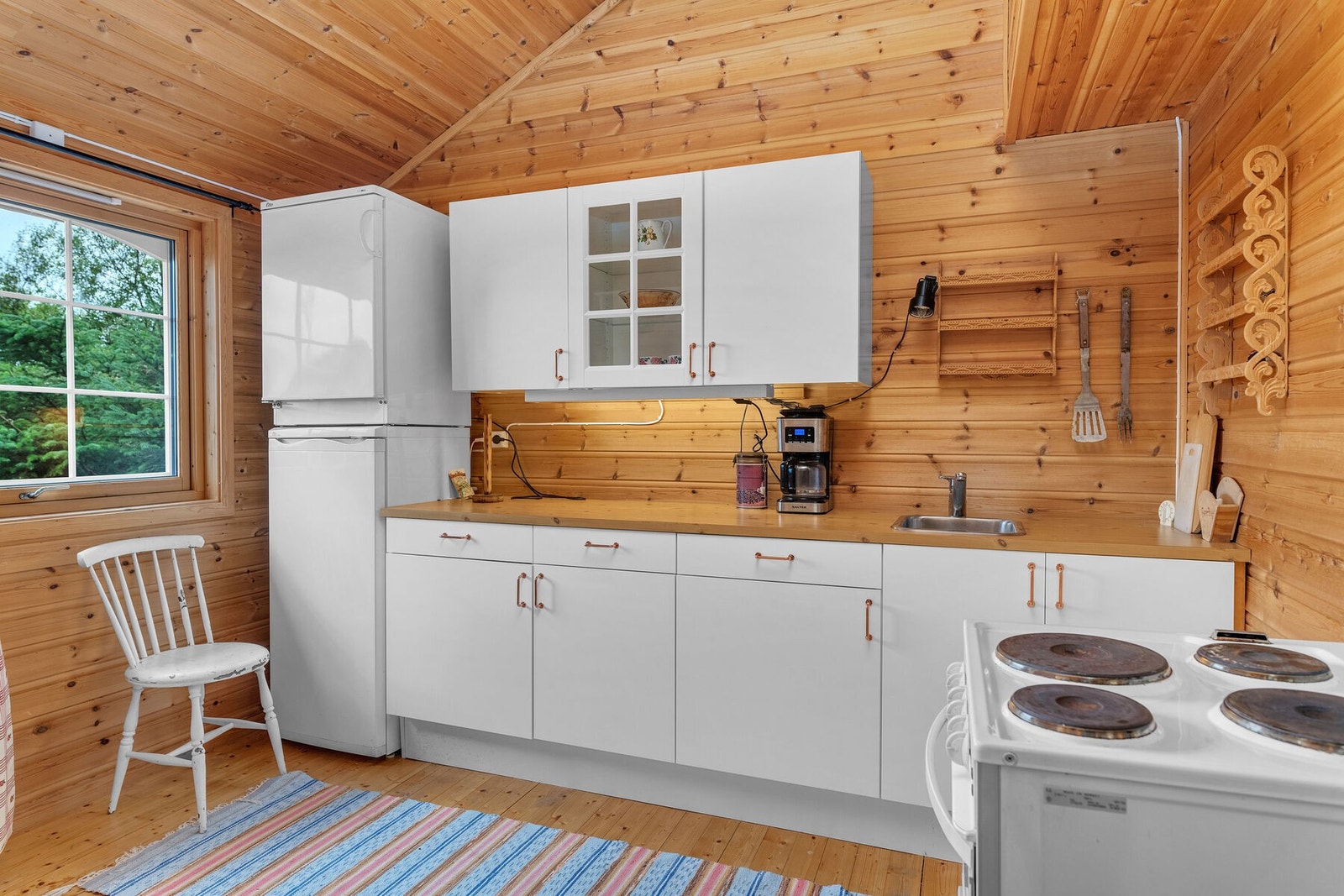 Lyst og moderne kjøkken fra 2021 med plass til frittstående hvitevarer. Galleribilde