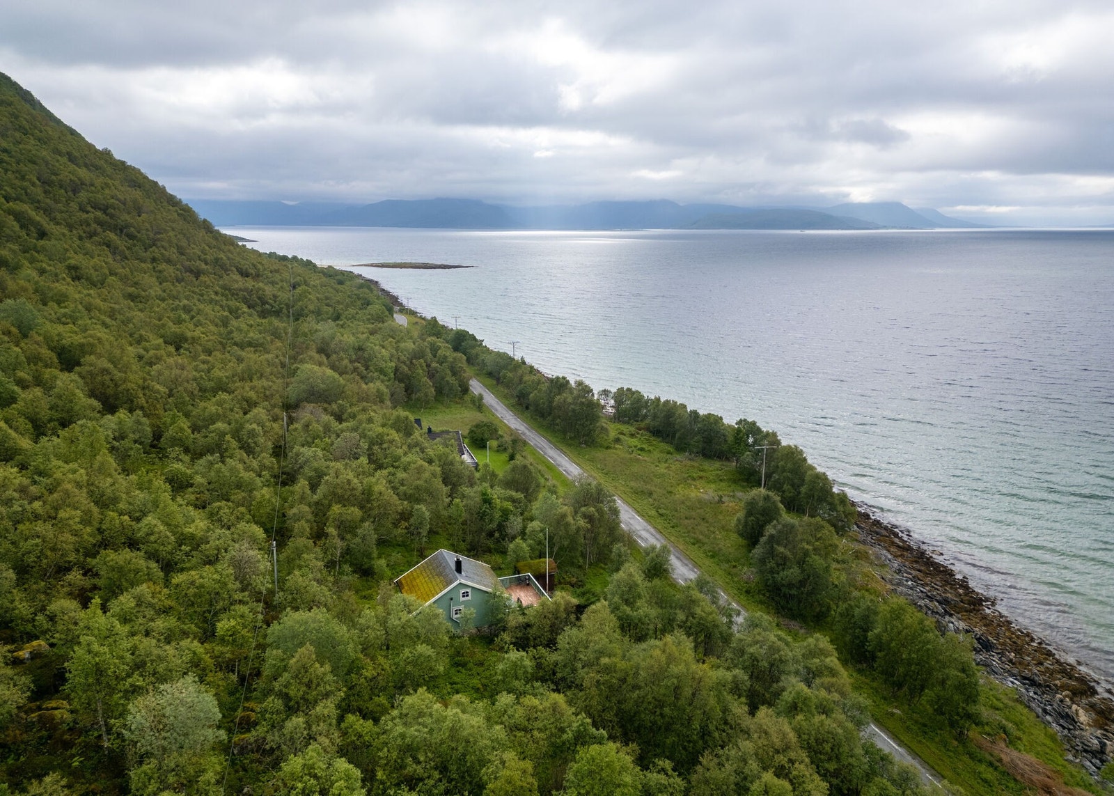 Beliggenhet i landlige omgivelser med spredt bebyggelse. Galleribilde