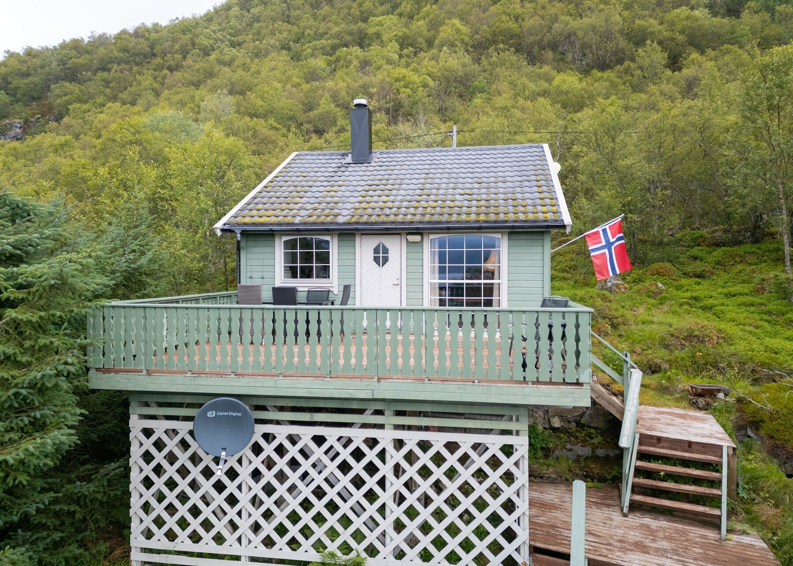 Utvendig finner du en flott altan hvor du kan nyte gode solforhold, samt fantastisk utsikt over sjø og vakker natur. Galleribilde