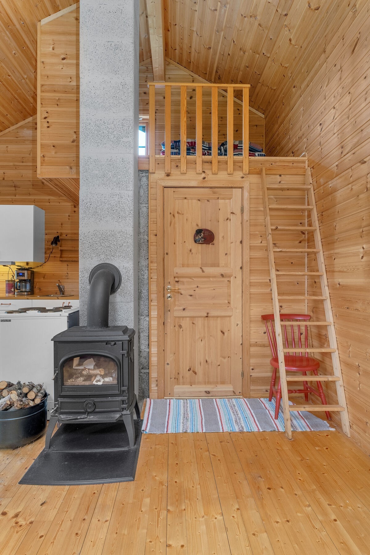 Fra stuen er det adkomst til en liten, åpen hems. Galleribilde