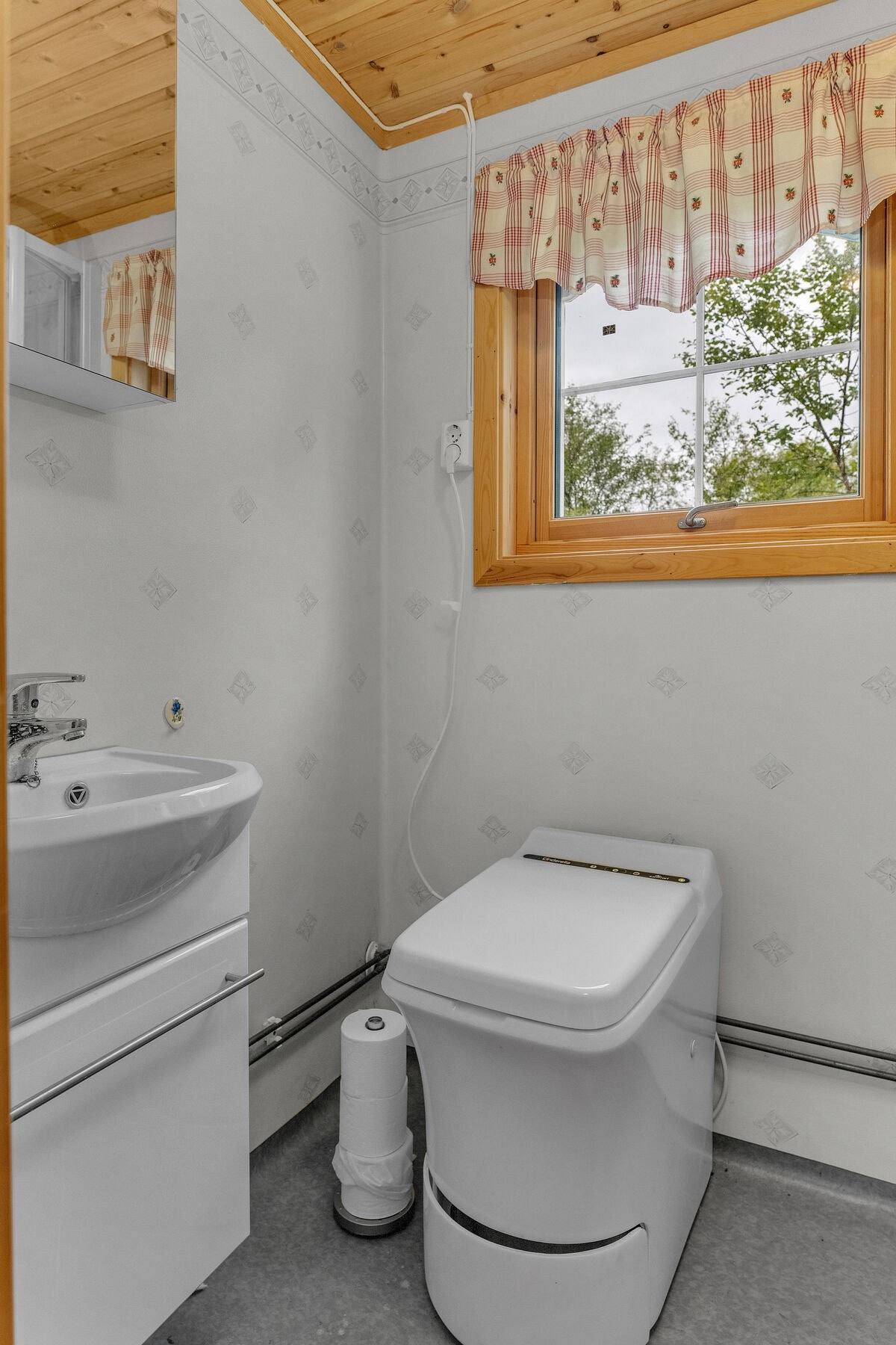 Bad fra 2005 med servant, dusjhjørne og forbrenningstoalett. Galleribilde