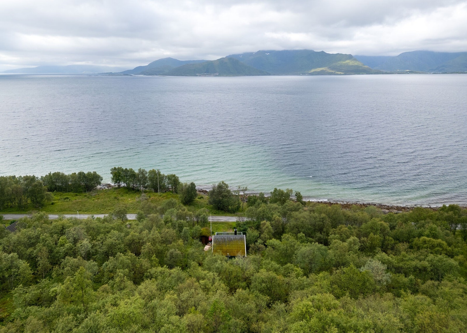 Fra eiendommen er det ca. 25 km til Risøyhamn og ca. 65 km til Andenes. Galleribilde