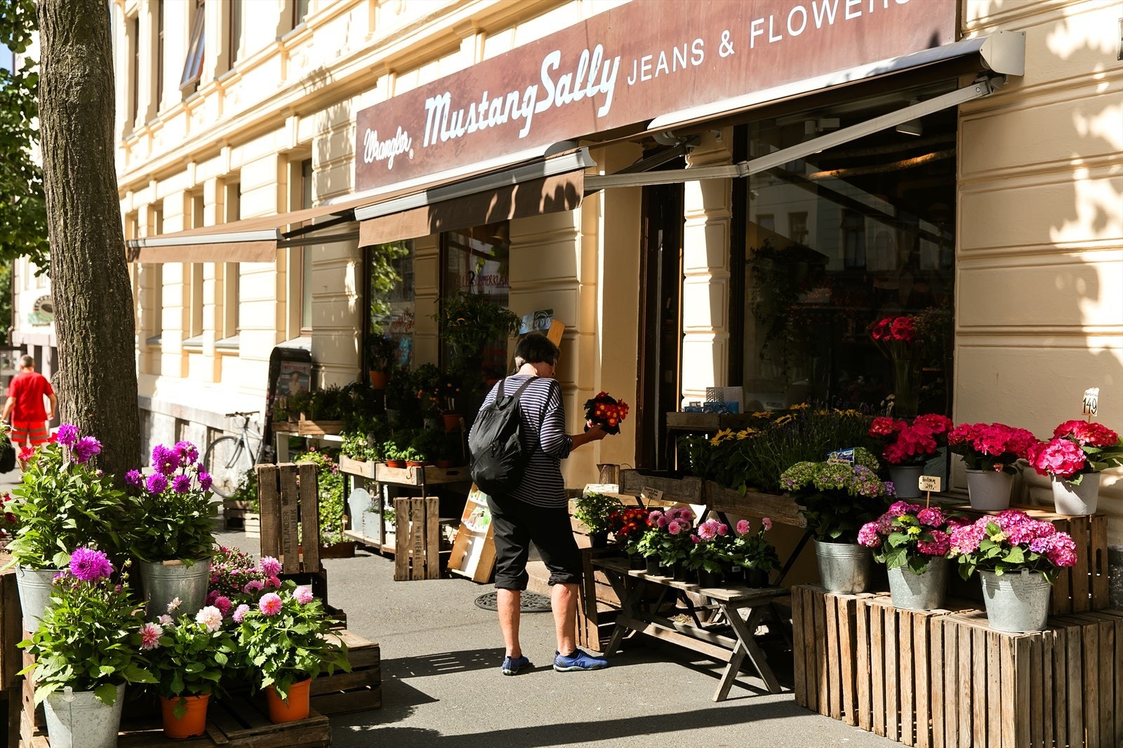 Her finner man alt fra klesbutikker, blomsterbutikker, uteserveringer og mer Galleribilde