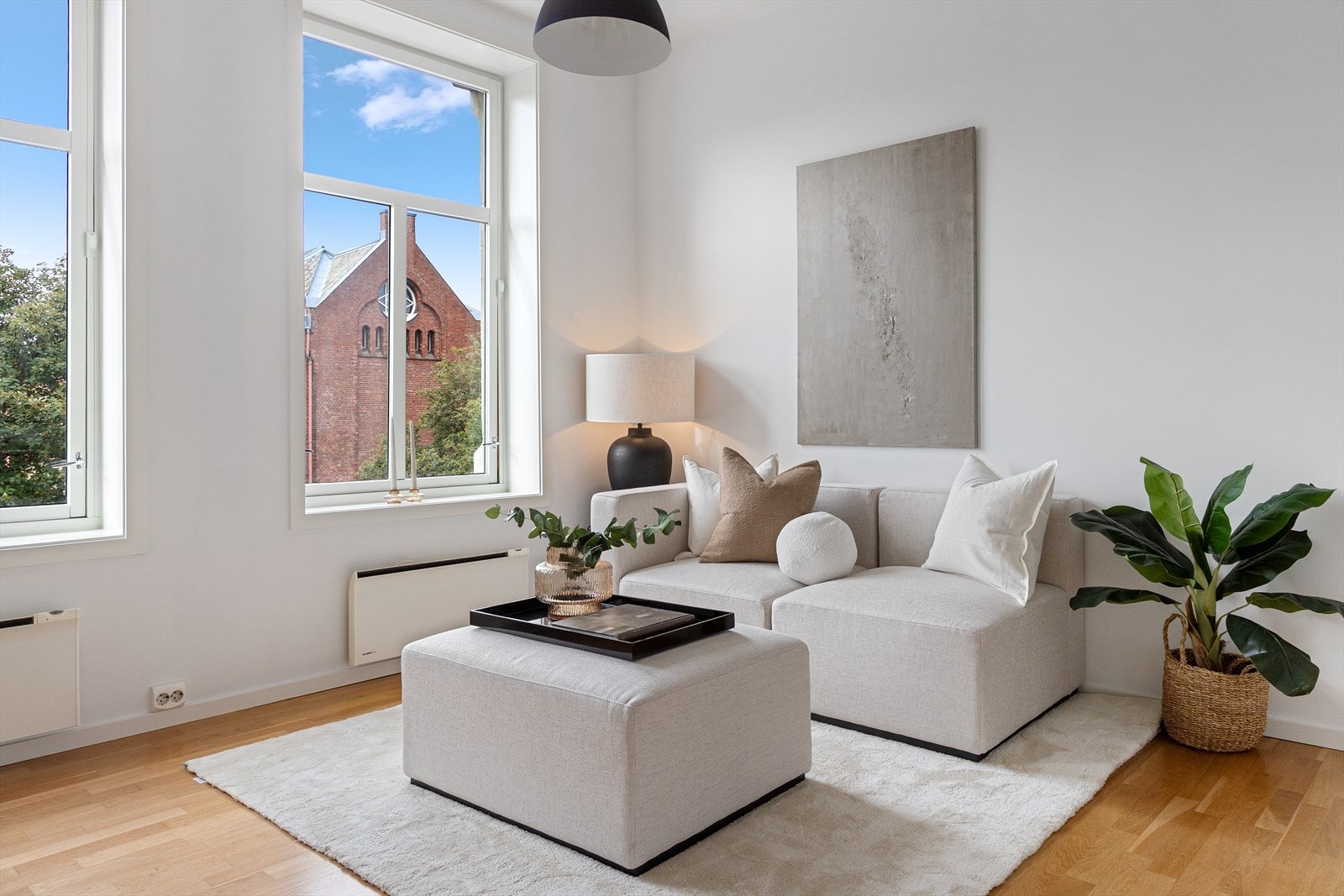 Her får man god plass til både sofa- og spisegruppe Galleribilde