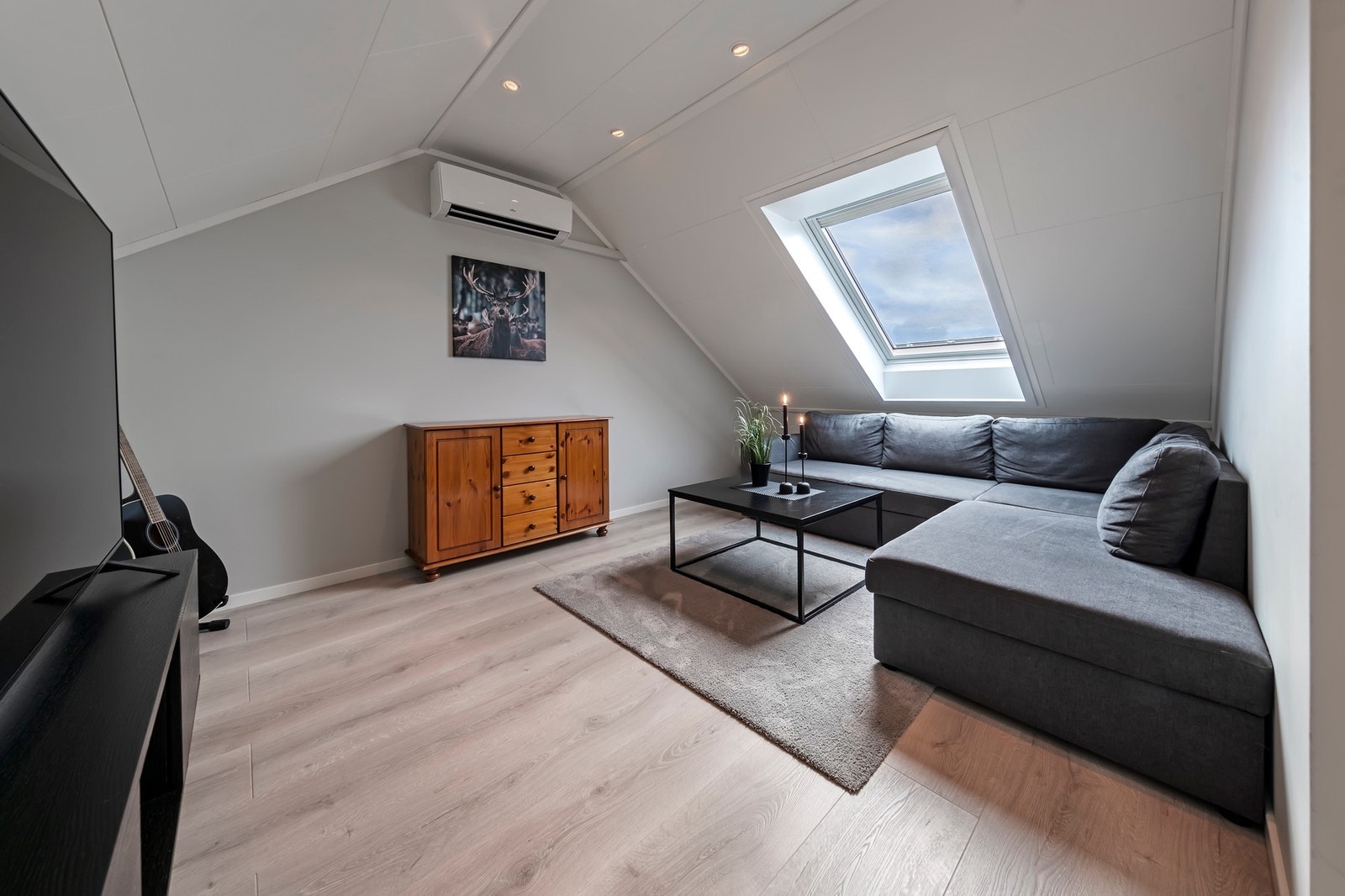 Pen innredet loftstue. Varmepumpe fra 2021. Galleribilde