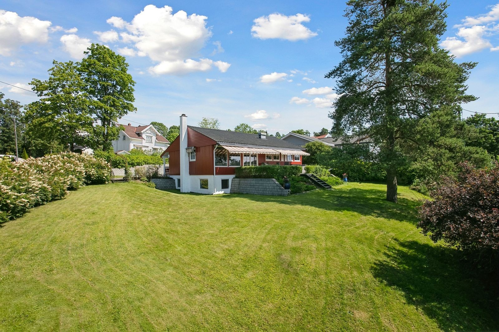 Leietakere har tilgang til deler av hagen. Vinduer i sokkelboligen er godt over bakkeplan. Galleribilde