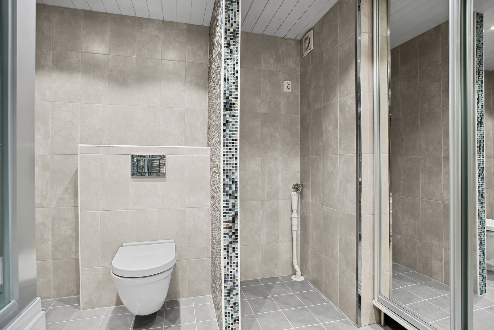 Vaskemaskin på baderom kommer og medfølger i leieforholdet. Galleribilde