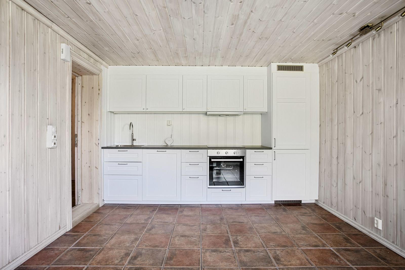 Nytt kjøkken fra IKEA med integrerte hvitevarer. Galleribilde