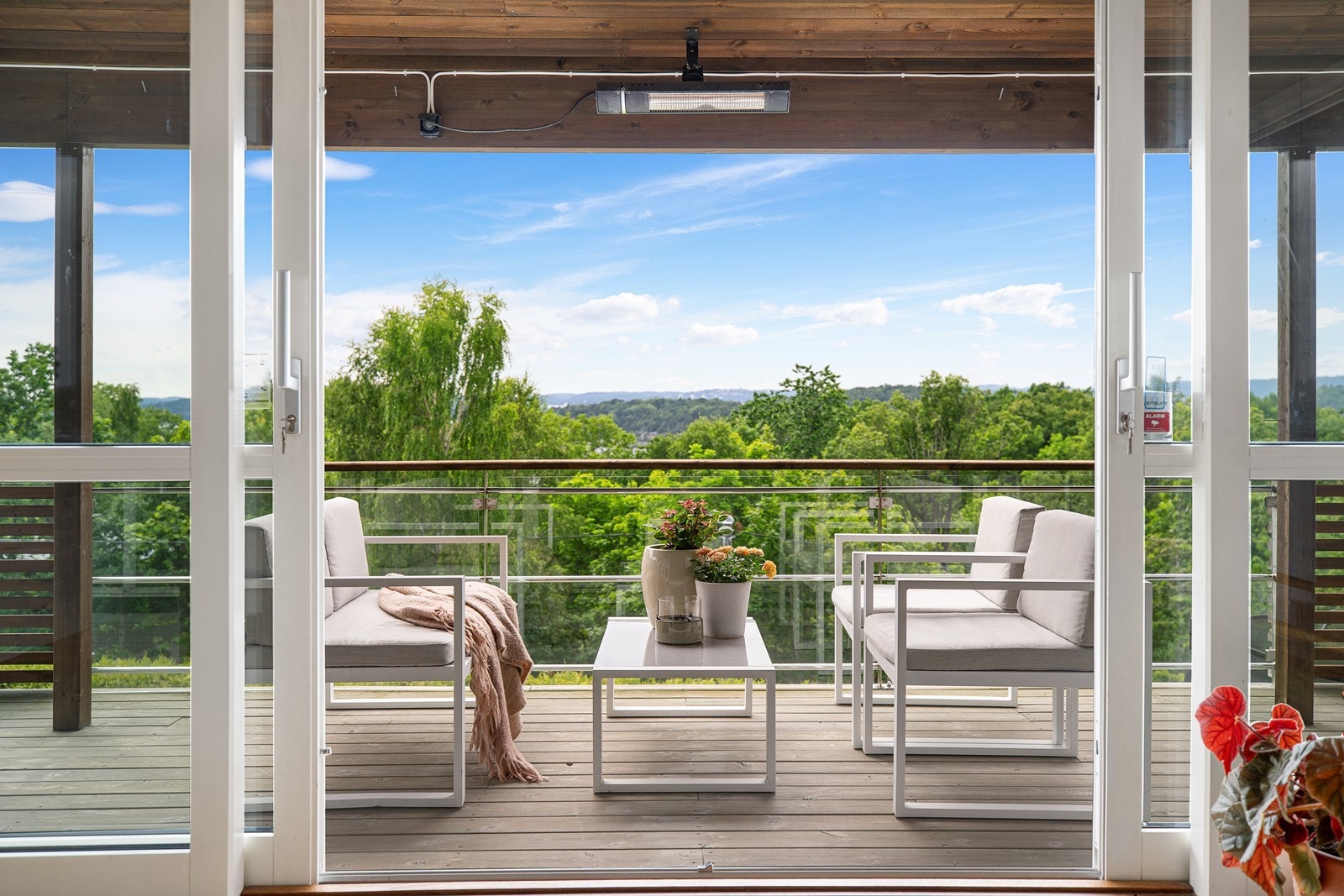 Utgang til terrassen via skyvedører tilbyr enkel tilgang til utendørs områder med gode solforhold Galleribilde