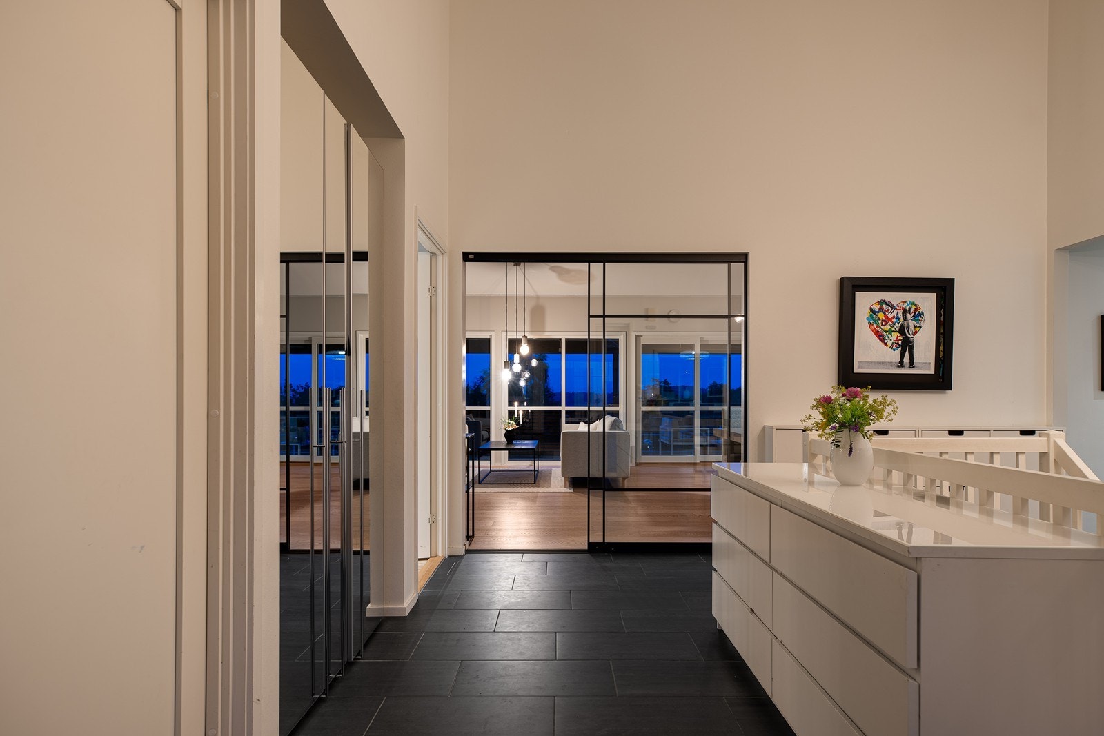 Gangen er innredet med en stor garderobe med speilfronter. God plass til oppbevaring av yttertøy og sko Galleribilde