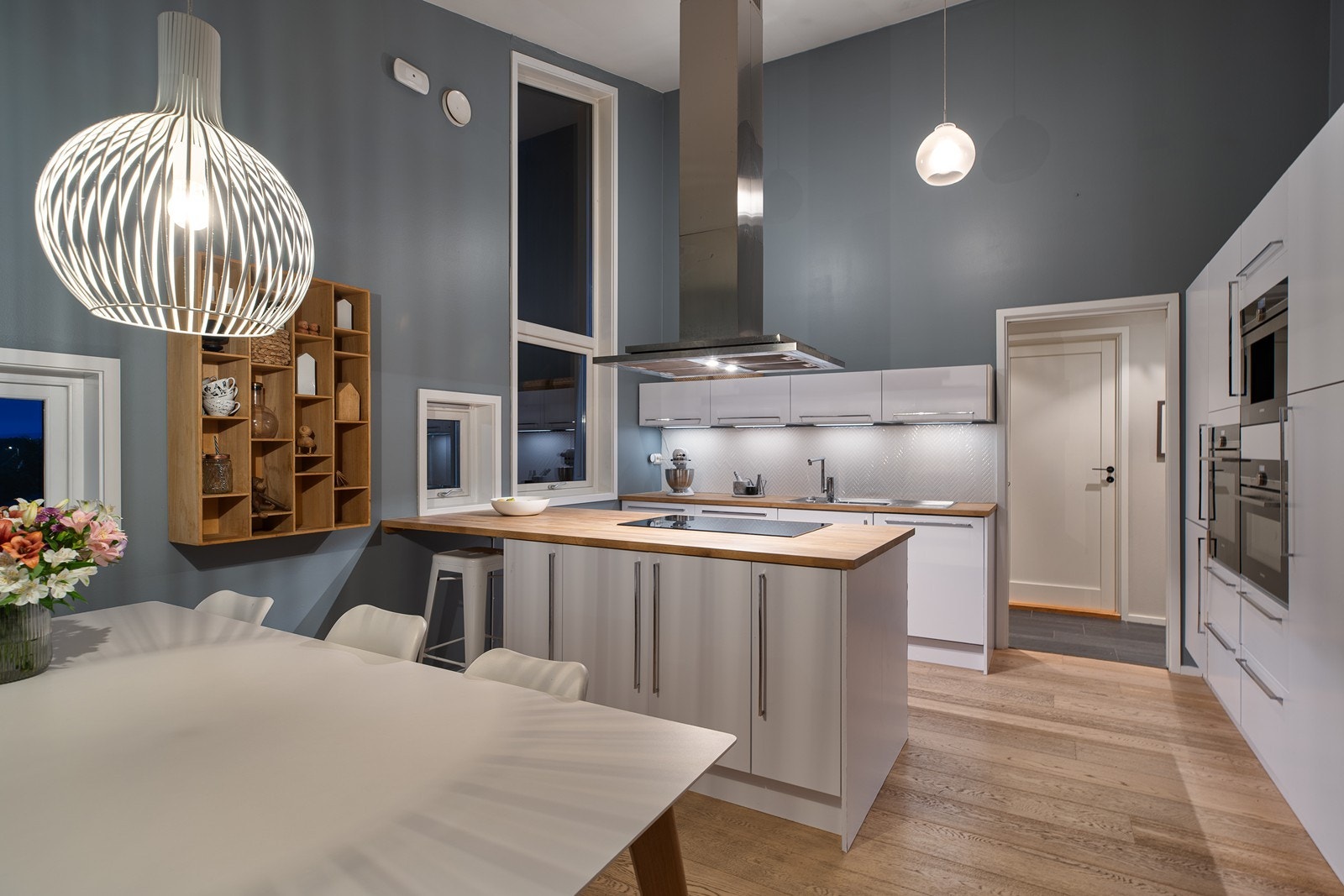 Lyse glatte fronter kombinert med en heltre benkeplate gir et sofistikert og moderne uttrykk Galleribilde