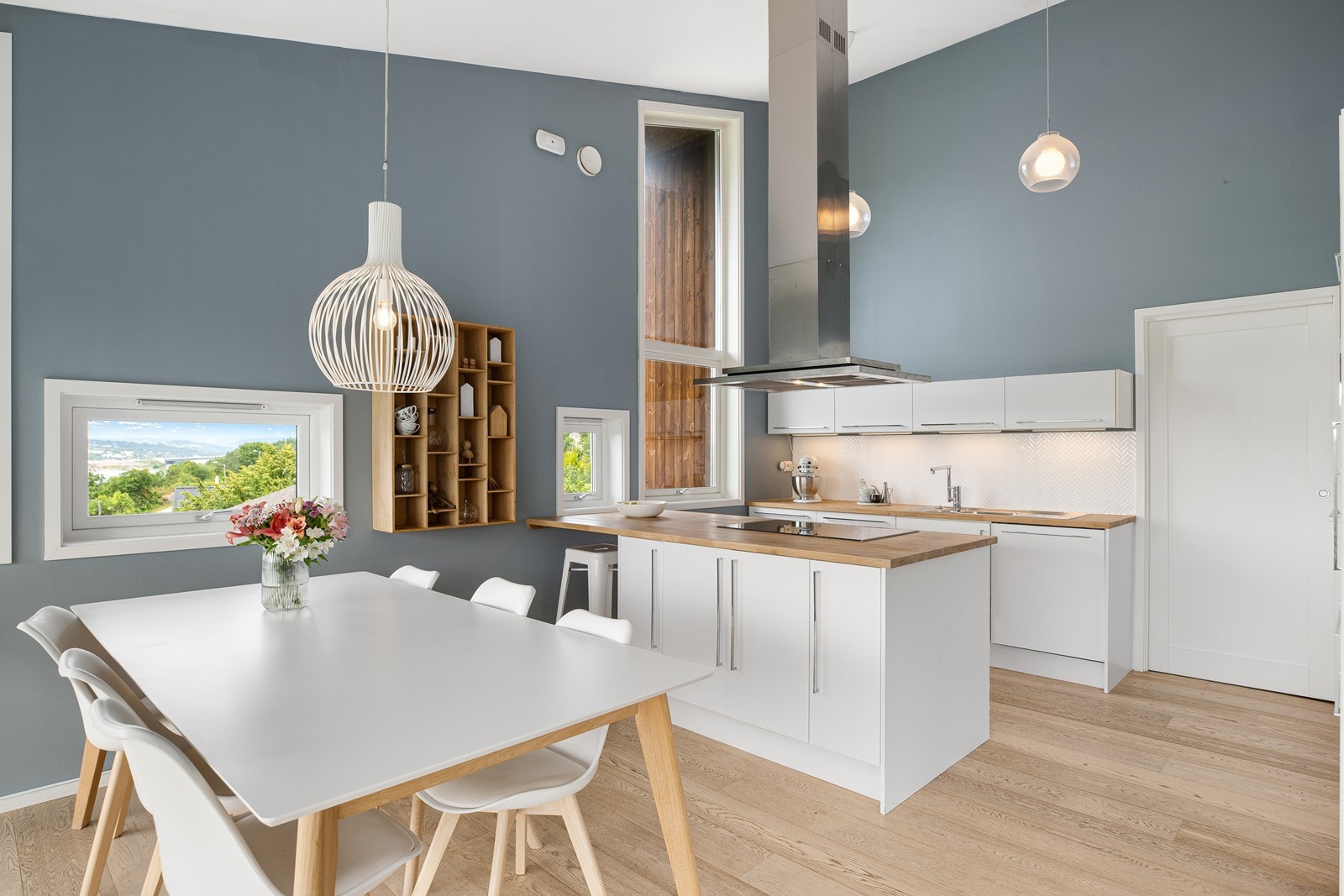 God skap- og benkeplass sikrer at det er rikelig med oppbevarings- og arbeidsområder, noe som er essensielt i et velutstyrt kjøkken Galleribilde