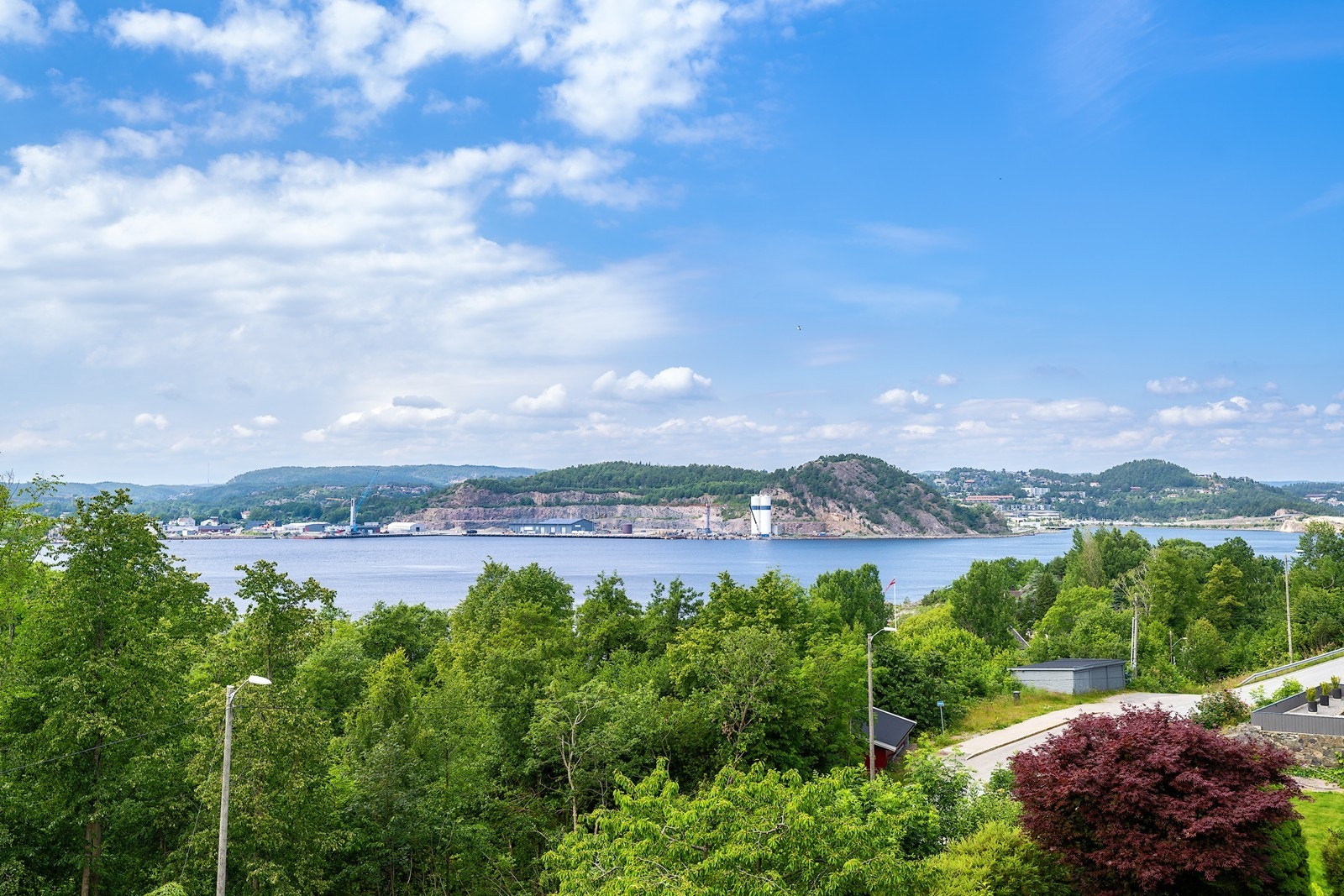 Eiendommen tilbyr en nydelig utsikt og er svært solrik, med flere terrasser som gir rikelig med muligheter for utendørs avslapning og samvær Galleribilde