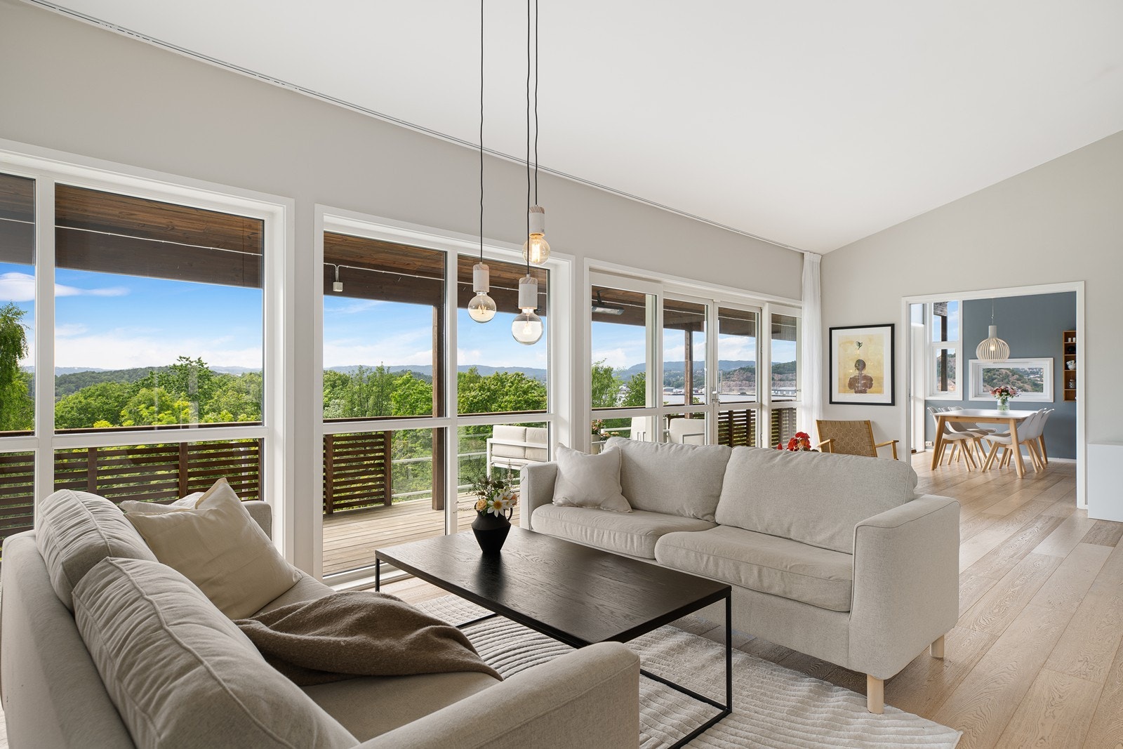 Store vindusflater dominerer rommet, og sørger for rikelig med naturlig lys som gjør omgivelsene både innbydende og livlige Galleribilde